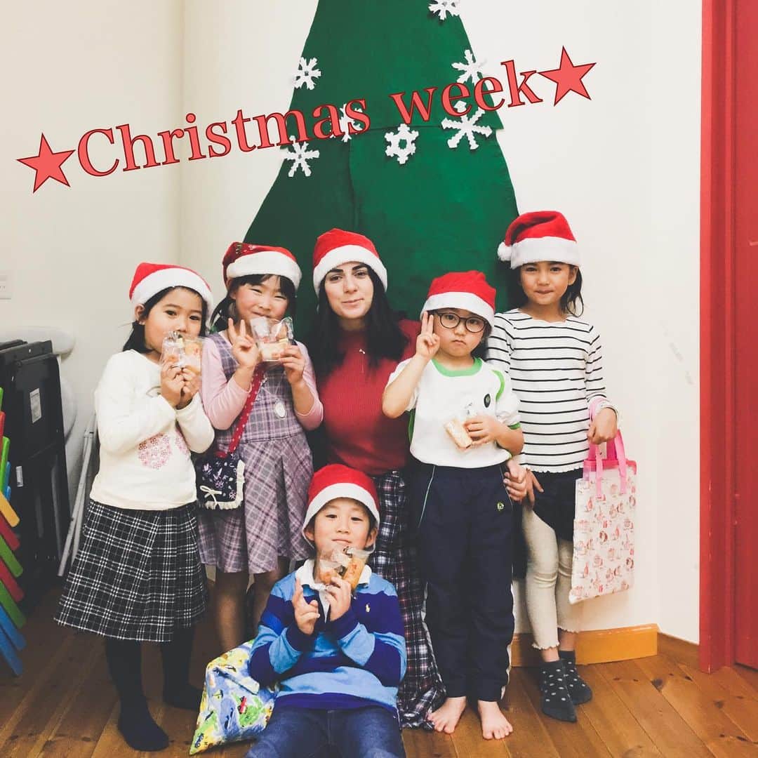 ユーロ英会話クラブのインスタグラム：「【クリスマスウィークしました🎄】﻿ ﻿ アップが遅くなりましたが、﻿ 昨年の最終週はクリスマスウィークでした🎅﻿ ﻿ サンタやトナカイに仮装してきてくれた子もいてほっこり❤️﻿ ﻿ クリスマスツリーのオーナメントやスノーフレーク(雪の結晶)﻿ などをつくりました。﻿ ﻿ クリスマスの絵本を読んだり、サンタ先生からプレゼントを﻿ もらって、楽しい時間を過ごしました🌟﻿ ﻿ ＝＝＝＝＝＝＝＝＝＝＝＝＝＝﻿ サチフル英会話クラブ﻿ http://sachifull.com/﻿ ☎0561-58-9450（代表） ﻿ 長久手本校 (長久手アピタ北側出口　徒歩1分)﻿ ●ベビークラス●キッズクラス●大人クラス﻿ 東浦校 (石浜駅　徒歩3分)﻿ ●キッズクラス●大人クラス﻿ ＝＝＝＝＝＝＝＝＝＝＝＝＝＝ ﻿ ﻿ #英語 #英会話 #英会話教室 #英会話スクール #キッズ英会話 #キッズイングリッシュ #英語の勉強 #べびー #ベビー #子供 #子ども #キッズ #学生 #英会話初心者 #英語の勉強垢 #子供英会話 #社会人の勉強垢 #海外旅行 #留学 #studyenglish #instastudy #長久手 #東浦 #サチフル英会話クラブ #サチフル #2019年 #プレゼント #クリスマス #オーナメント」