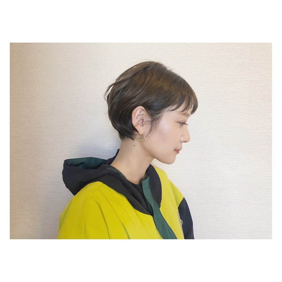 吉田明世さんのインスタグラム写真 - (吉田明世Instagram)「今週もTHE TRADをお聴きいただいた皆さま ありがとうございました！ Tank and The Bangasの皆さんかっこよかった😎 また来週もよろしくお願いします🙏 ＊ @satotomoya に ヘアメンテナンスしてもらいました☻ ちょびっと暗めのアッシュカラー ボブよりからほんの少しショートめに。 いつもありがとうございます🙏 ショートにしてからメンテナンス頻度は上がりましたが 日常のスタイリングは格段に楽になりました🤩 ＊ お洋服は @nagonstans_official  トレーニングウェア風の ワンピース！ お店の前を通り過ぎるたびに あまりの可愛さに2、3度見していたのですが 悩みに悩んでいよいよ購入を決意😤 もともとカジュアルが好きですが ショートにして加速してます🏃‍♀️ #TOKYOFM #THETRAD #今週もありがとうございました #ヘアメンテナンス　#ショートカット　#ショートヘア　#ショート #一度切り始めるとどんどん短くしたくなる不思議 #någonstans #ワンピース #satotomoya_hair」1月30日 17時12分 - akiyo0414