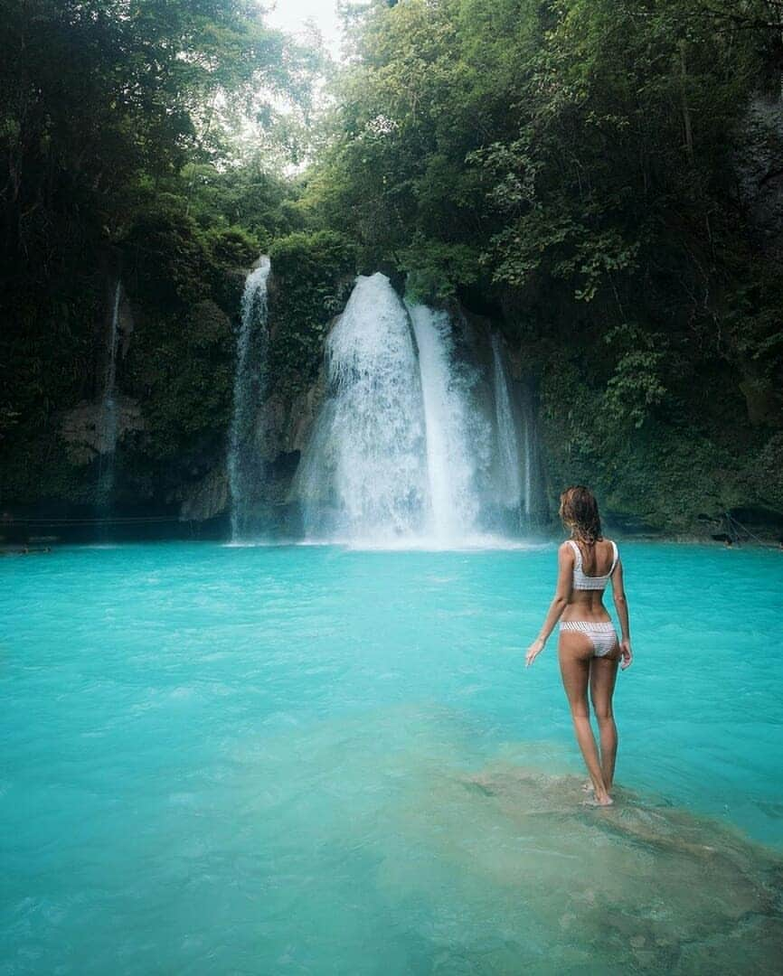 Discover Earthさんのインスタグラム写真 - (Discover EarthInstagram)「With its sugar-white beaches, azure waters and pristine coral gardens, the island of Cebu in the Philippines is the perfect tropical escape 🇵🇭. Cebu Island is long and narrow, stretching 196 kilometres from north to south, and only 32 kilometres across its widest point. It has countless coves and beaches, but it is the tiny islands just offshore that will capture your heart. Boasting sugar-white beaches, clear azure waters and astounding coral reefs just offshore, they are holiday-brochure perfect, but without the crowds. — 📍 #DiscoverPhilippines — 📸 Photos taken by @jess.wandering ft @everchanginghorizon」1月30日 17時13分 - discoverearth