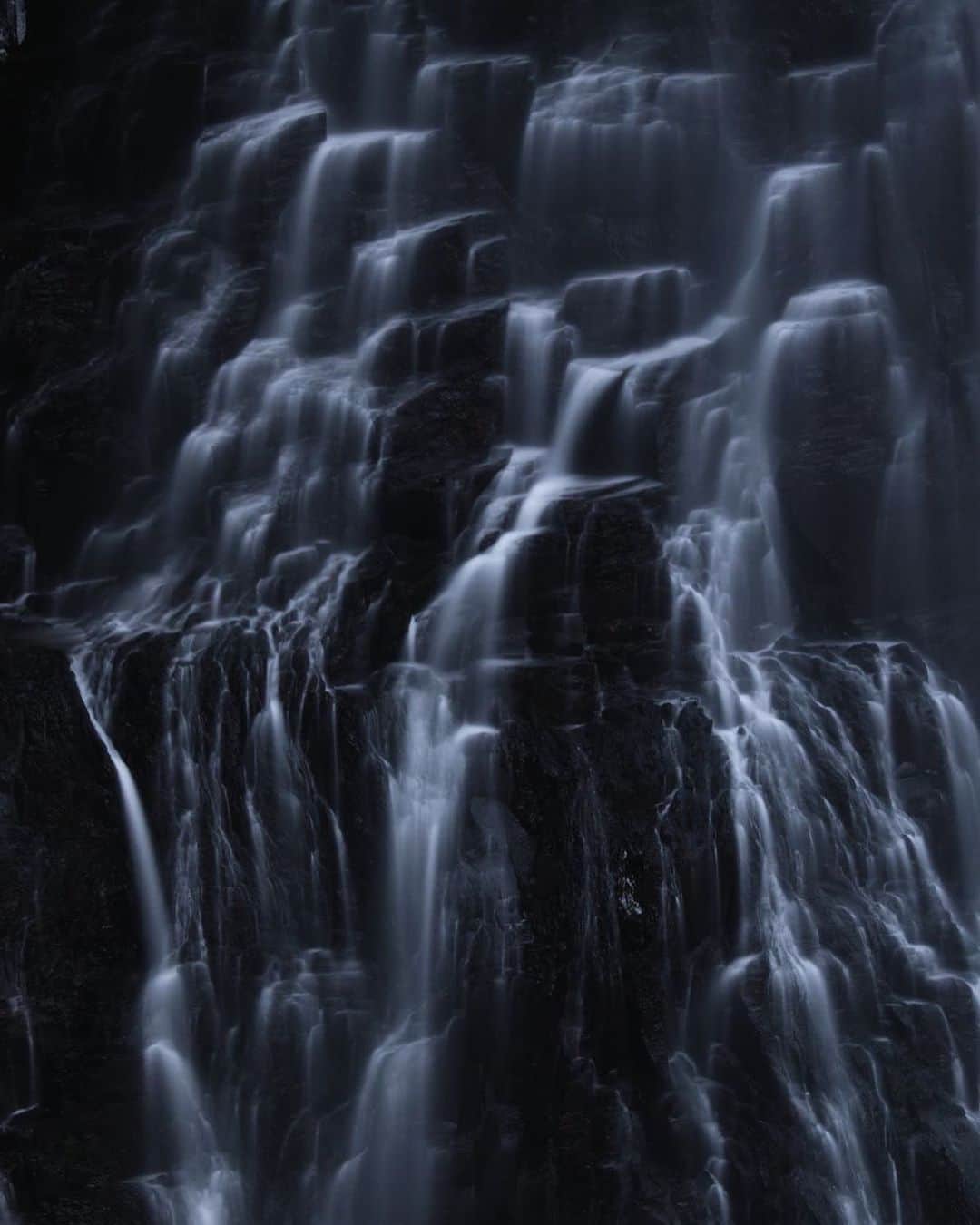 ?長野県 観光 公式インスタグラム さんのインスタグラム写真 - (?長野県 観光 公式インスタグラム Instagram)「//﻿ Photo by @yorozuya44﻿ ﻿ Bandokoro Falls ﻿ (Matsumoto City)﻿ ﻿ Bandokoro Falls is one of Norikura’s three waterfalls.﻿ ﻿ Water flows down the bare rockface towards the deep valley floor. The delicate strands of water against the dark rocks is an exquisite sight.﻿ ﻿ ＝＝＝＝＝＝＝＝﻿ ﻿ 深き谷へ﻿ 「番所大滝の氷瀑」﻿ ＠松本市﻿ ﻿ 乗鞍三滝の一つである﻿ 「番所大滝」（ばんどころおおたき）🍃﻿ ﻿ 深い谷の底へと岩肌を流れ落ちる﻿ 光景はまさに神秘的です✨﻿ ﻿ 今年も美しい氷瀑に出会えるか楽しみですね❄️﻿ ﻿ ＿＿＿＿＿＿＿＿﻿ ﻿ 🍃インスタアワード作品募集中🍃﻿ 応募期間12/13～2/26﻿ 詳しくはプロフィールのリンクからご覧ください﻿ ﻿ @nagano_japan をフォローして﻿ 応募期間(12/13～2/26)内に ﻿ 長野県内で撮った写真に﻿ #長野の雪遊び﻿ を付けて投稿するだけ✨﻿ ﻿ ＿＿＿＿＿＿＿＿＿﻿ ﻿ Location /Matsumoto City, Nagano, Japan ﻿ ﻿ #長野のいいところ #番所大滝 #松本市﻿ ﻿」1月30日 17時23分 - nagano_japan