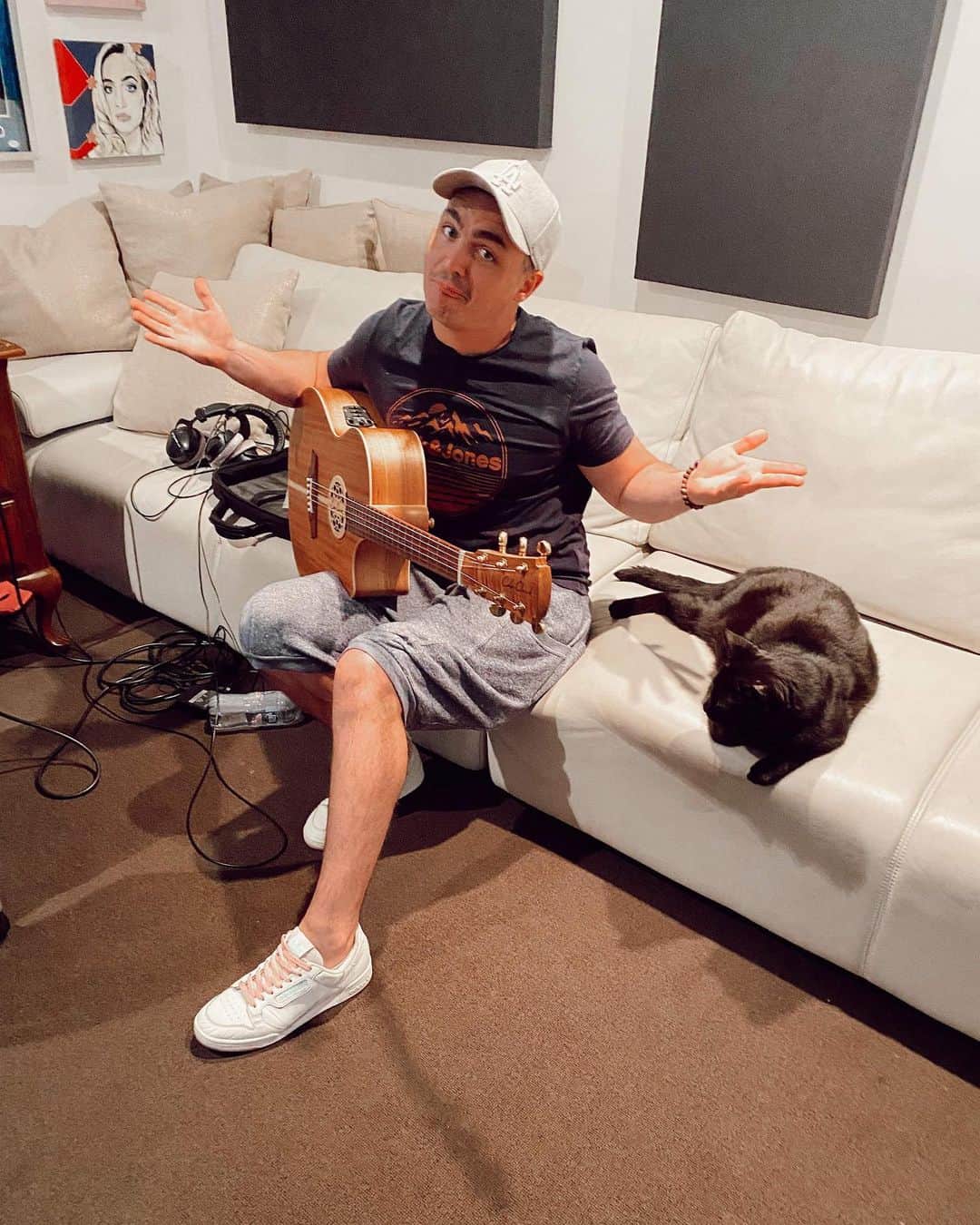 シェパードのインスタグラム：「Best part about recording days - you get to wear your pyjamas to work.」