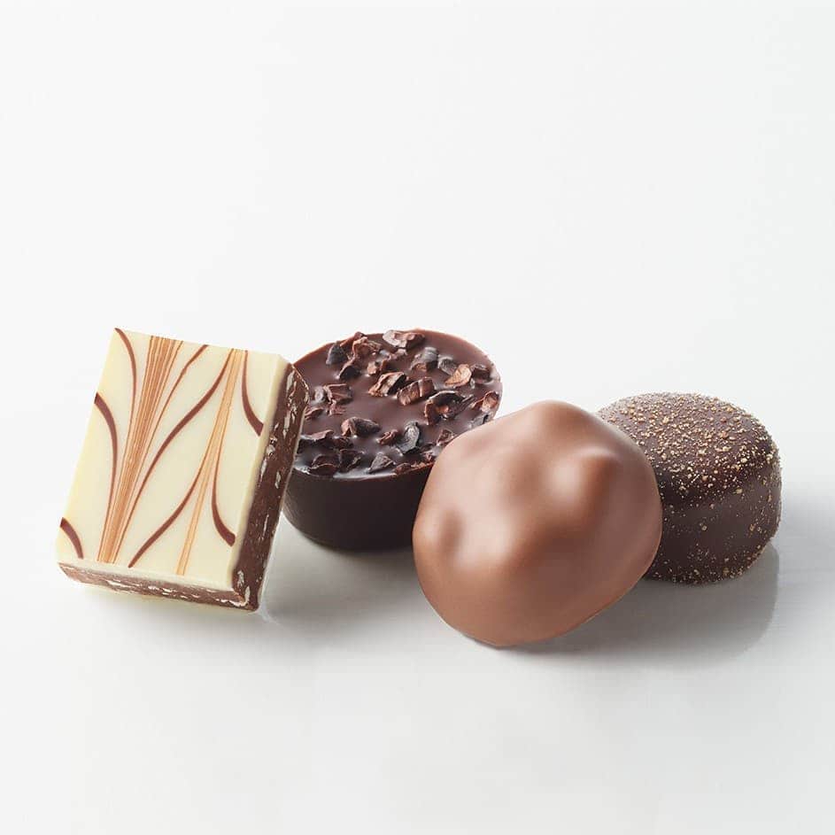 ショコラ de イースター by Valrhonaのインスタグラム：「ヴァローナ オンライン・ブティックにて、バレンタイン限定ショコラをお届けしています。日本未発売のギフトボックスや手作り派にはお家でショコラを使ったデザートが作れるセットなど、期間限定で販売しています。 愛の国フランスから届いた、世界のパティシエたちに愛される、とっておきのショコラを、パートナーだけでなく、友人や家族など、大切な方に「愛」と「感謝」を込めて贈りましょう。http://boutique.valrhona.co.jp/  #ヴァローナ #エコールヴァローナ東京 #パティシエ #パティスリー #チョコレート #ショコラ #ショコラティエ #デザート #バレンタイン #バレンタインデー #バレンタイン2020 #手作りバレンタイン #ホームベーキング #ブラウニー #チョコレートケーキ #フォンダンショコラ #ボンボンショコラ #Valrhona #ecolevalrhonatokyo #chef #pastrychef #chocolat #chocolate #valentine #handmadechocolate #chocolatecake #valentinechocolate」