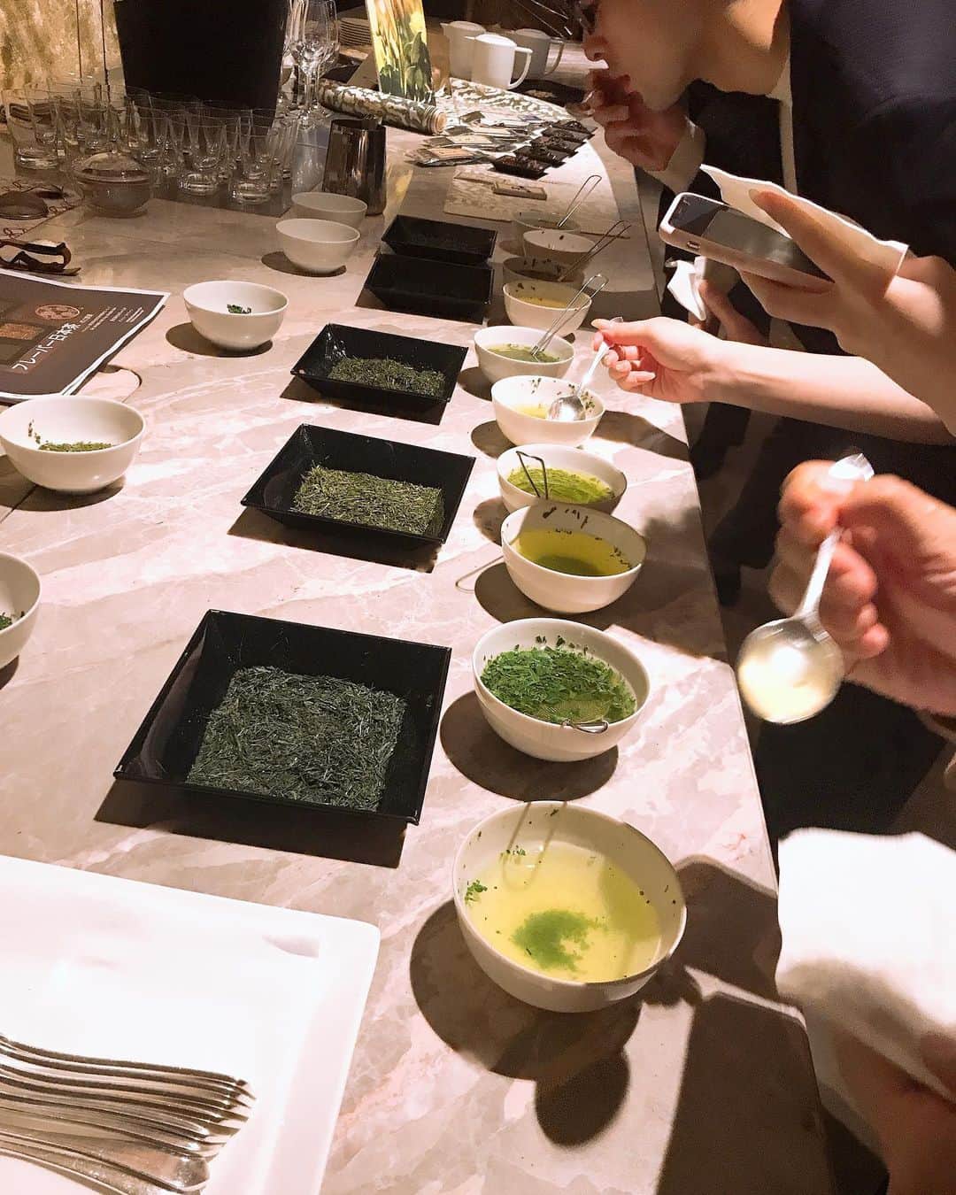 芦田桂子さんのインスタグラム写真 - (芦田桂子Instagram)「フォーシーズンズホテル丸の内東京 MOTIF RESTAURANT ＆ BAR にて ステファン・ダルトン氏による 『フレーバーティー』テイスティングセミナーに参加してきました🍵 ・ 彼はフランス人🇫🇷 元々ワインソムリエでもあった彼がプロデュースするお茶は味、香り、見た目も美しく 初めて日本茶をシャンパングラスやロックグラスで頂きました🥂 緑茶✖️ライチ、マンゴー ほうじ茶✖️チョコミント 紅茶と書いてコーラフレーバー などなど、、、 ・ さすがフランス人の感性ですね 日本人には無い自由なアイディアが豊富で面白い✨ こんな風にオシャレに美味しく日本茶が楽しめるんだと眼から鱗でした！ ・ 日本人より日本茶を愛し世界の人々に日本茶の良さを広めたいとご自身の会社 @ocharaka_japan を立ち上げられ様々な場所で美味しいお茶を提供されてるそうですよ 近々お邪魔してみよう！ ・ ・ #日本茶 #フレーバーティー  #フレーバー日本茶 #ダストンステファン #おちゃらか  #フォーシーズンズ丸の内東京  #motifrestraintandbar #japanesetea  #thankyou」1月30日 8時30分 - keiko_ashida