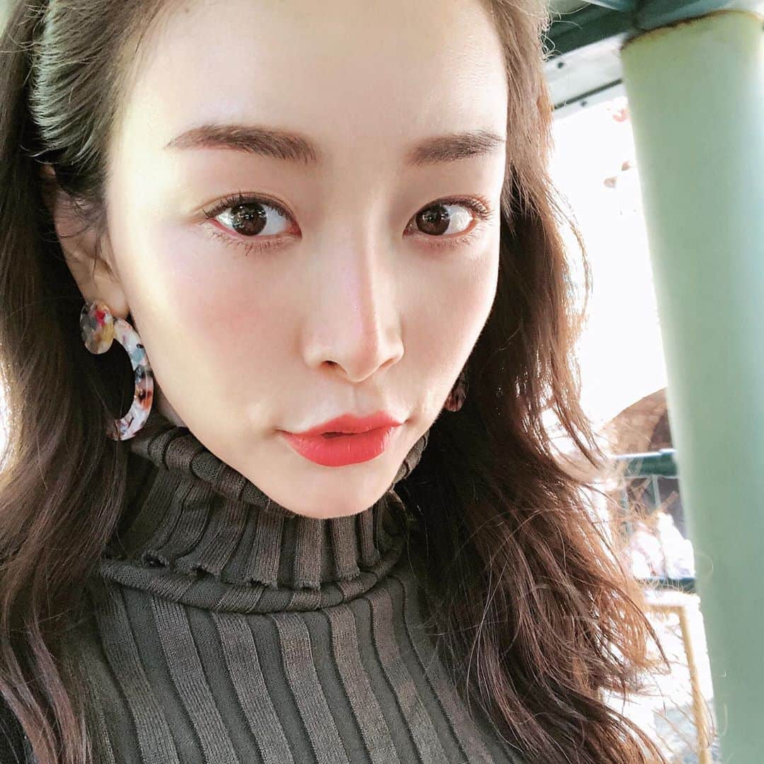 佐々木あさひのインスタグラム：「前回から半年経ってしまいましたが、2度目の眉アートメイクへ行ってきました！ 眉尻の無い部分をメインに書き足して頂いて、眉頭は間を埋めるように数本。いつも自分で描くラインよりも気持ち細めにしたのでメイクやファッションに合わせてアレンジしやすくなる予定😊 まだ4日目だからかさぶたも剥がれたりしてないし、絶賛眉毛濃い人なので濃いリップをつけてバランスを合わせて楽しんでます👍 何よりすっぴんの顔が生き生き見えるのが嬉しいなぁ✨✨ . CLAIRアートメイクの高田さんにやって頂きました😌細かい微調整にも丁寧に対応して頂けて嬉しかった✨ありがとうございました！  @clair_artmake . #アートメイク #アートメイク眉」