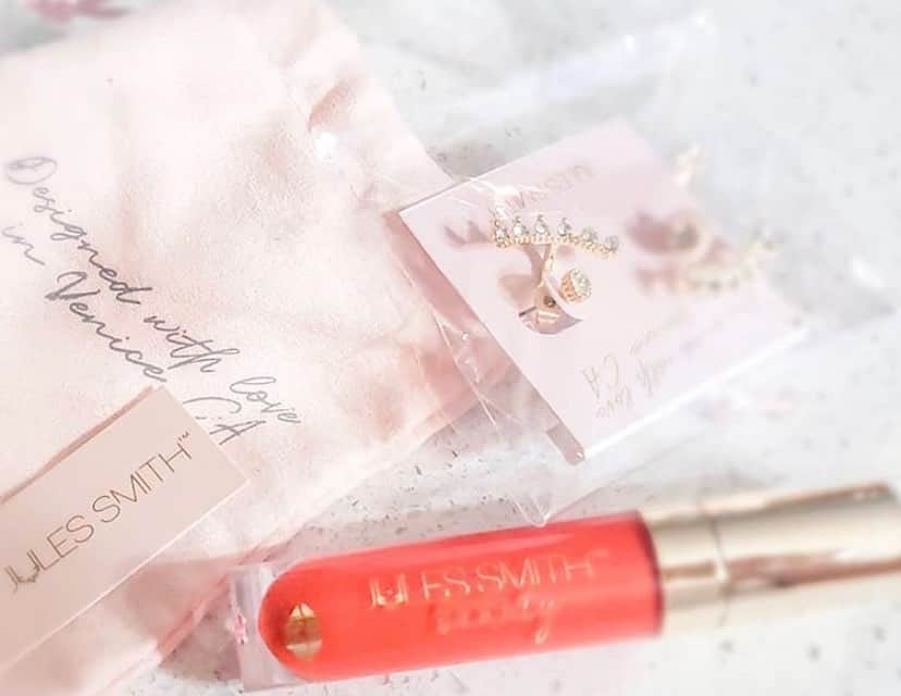 ジュールスミスのインスタグラム：「Lipgloss + Jewels = Power Duo 💪😘 .⠀﻿⁠ .⠀﻿⁠ .⠀﻿⁠ .⠀﻿⁠ .⠀﻿⁠ .⠀﻿⁠ .⠀﻿⁠ #jewelry #jewellery #necklace #ring #earrings #bracelet #gold #rings #accessories #jewelrygram #bling #jewels #sparkle #glitter #instajewelry #jewelrydesigner #bracelets #fashionjewelry #shine #braceletstacks #braceletsoftheday #instajewelry #bohojewelry #bohemianjewelry #gypsyjewelry #glitter #bohostyle #boldstyle #aboutalook⁣﻿⁠」