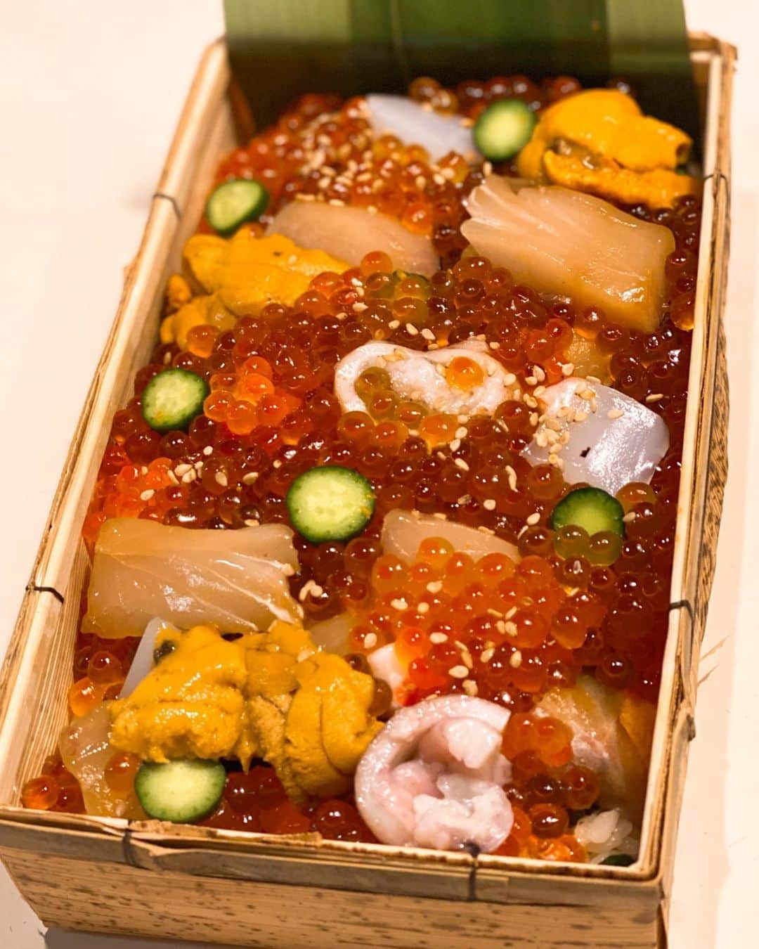 のインスタグラム：「『東麻布 天本』のバラちらし。﻿ 素晴らしく美味しい！！！﻿ イクラ最高！！！﻿ ﻿ #東麻布天本 #具義寿司2020 #具義うに2020」