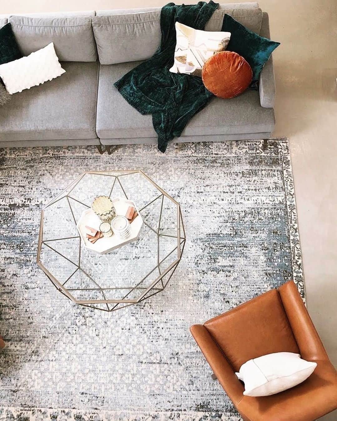 west elmさんのインスタグラム写真 - (west elmInstagram)「Hello down there! 👋 Our Distressed Ensi Rug is a designer's dream - the subtle pattern adds a touch of liveliness that goes with almost any home style. Plus, it comes in five sizes so you're sure to find just the right fit. Check out this rug (and so many others!) through the link in our bio ✨(Photo: @west_elm_austin) #fromwhereistand」1月30日 8時44分 - westelm