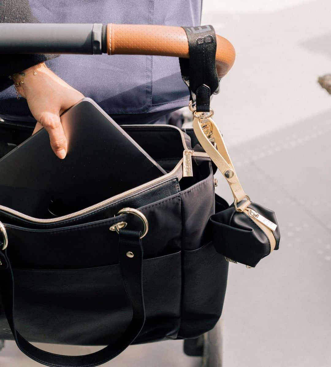 シェイ・ミッチェルさんのインスタグラム写真 - (シェイ・ミッチェルInstagram)「Not every moment is the most glamorous... but... a cute, trendy diaper bag that doesn’t scream diaper bag can be! 😉 #BÉISbaby SWIPE TO THE END TO SEE THE BTS OF HOW WE GOT THIS SHOT 🤣 oh and the gorgeous babies in this slide are not Atlas- however, she is the cute model on the @beis homepage! ❤️」1月30日 8時45分 - shaymitchell