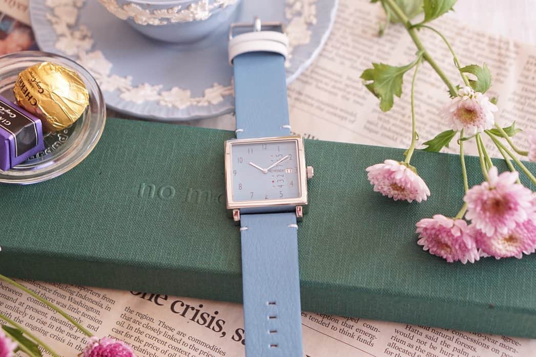amiさんのインスタグラム写真 - (amiInstagram)「． new watch ⌚️ ．  @nomonday_jp さんの素敵な時計♡ ． ブルーの時計って良いですよね🥰 可愛くてお気に入り💗 ． http://nomonday.jp/ 『amiku0110』  10％OFF coupon ． ． #腕時計#腕時計#時計#腕時計倶楽部#手元倶楽部#nomonday#ノーマンデー#カフェ好き#時計好き#ブルー小物#腕時計集め#時計コレクション ． ．」1月30日 8時46分 - amikuma1219
