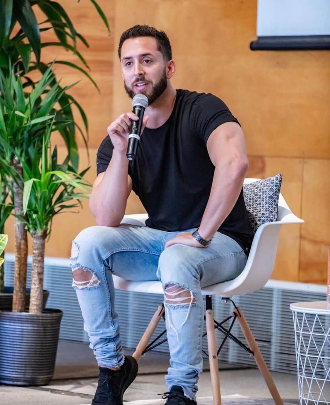 MVMTさんのインスタグラム写真 - (MVMTInstagram)「Our This is MVMT campaign celebrates the lifestyle pillars that define, drive and unite us as a community.  This is Ambition features our very own @jakekassan, self-made entrepreneur and Founder of MVMT. From valeting cars as a college dropout to scaling the fastest growing watch brand in the world, Jake is our ultimate emblem of turning drive into fuel, and fuel into fire. #ThisIsAmbition #ThisIsMVMT」1月30日 8時50分 - mvmt