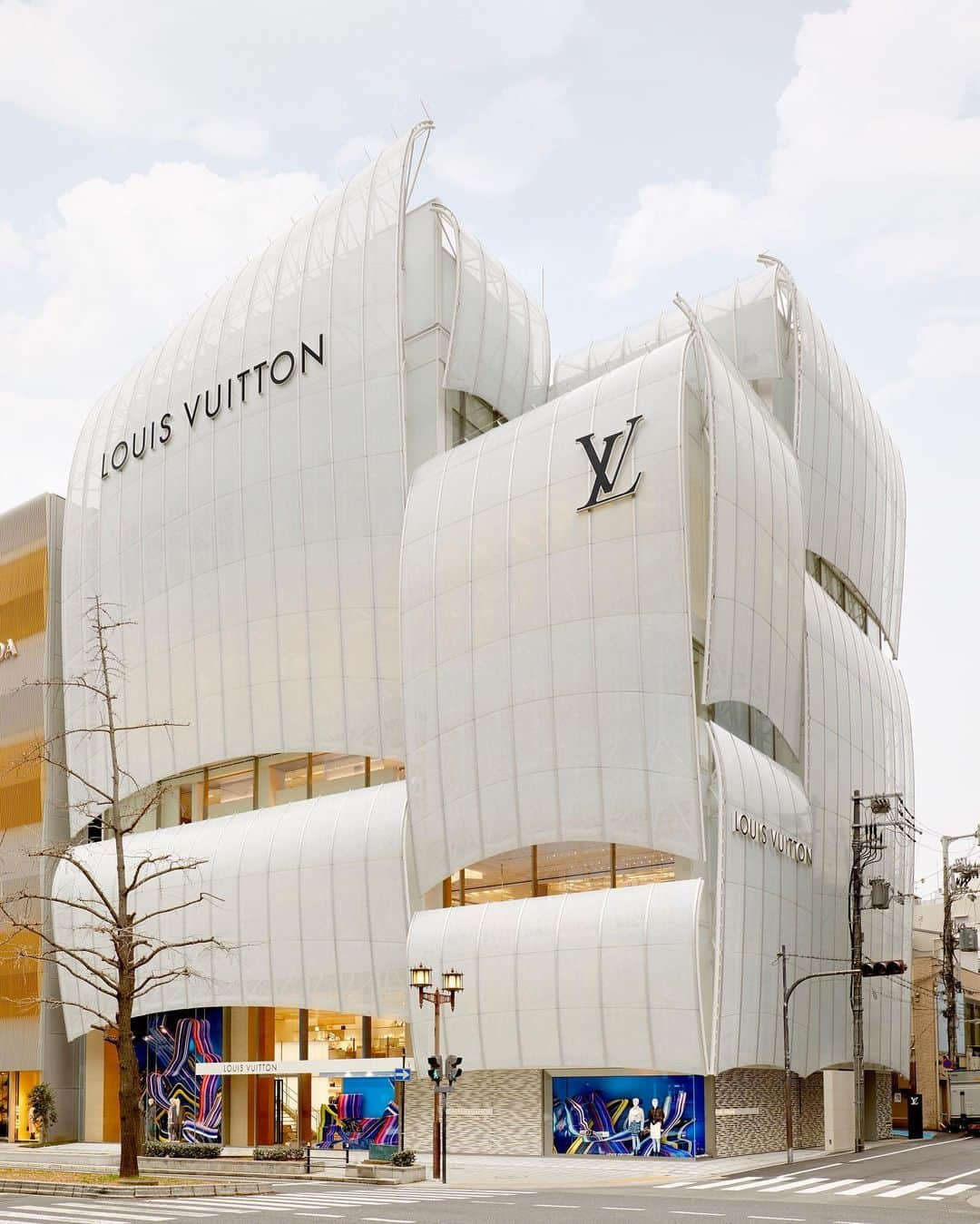 HYPEBEASTさんのインスタグラム写真 - (HYPEBEASTInstagram)「@hypebeaststyle: @louisvuitton has now given a look inside its new Louis Vuitton Maison Osaka Midosuji, complete with restaurant and cafe. The building’s nautical theme comes from Osaka’s history as a port city, and its structure is inspired by the sails of traditional Higaki-Kaisen cargo ships. See more via the link in bio.⁠⠀ Photo: Louis Vuitton」1月30日 8時53分 - hypebeast