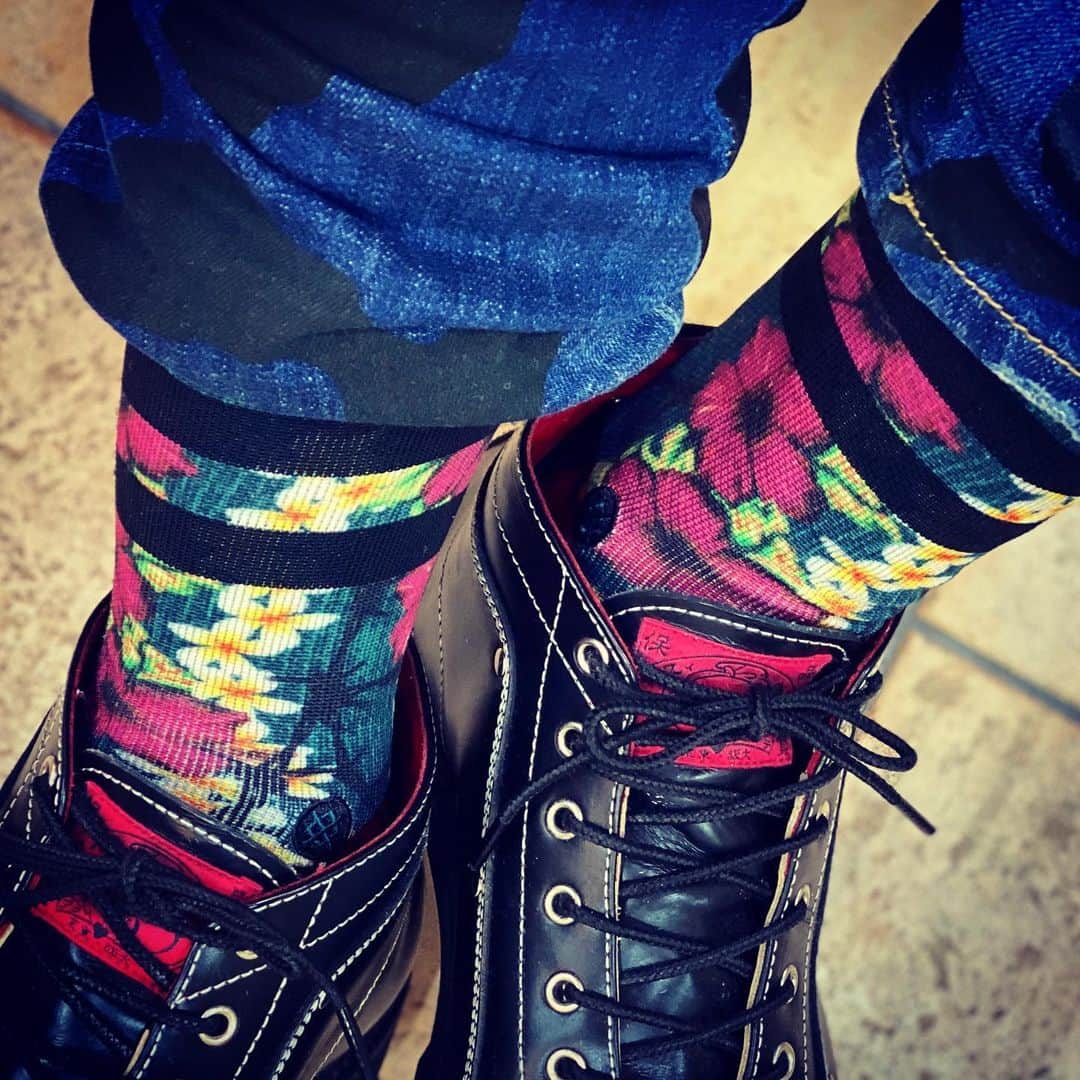 のインスタグラム：「Today's STANCE  #stancesocks  #stance_japan  冬の青森。外は雪。今から北海道へ行く。だけど🌺常夏カラー。ま、だからどうしたと言うなかれ。言ってみただけだ。」