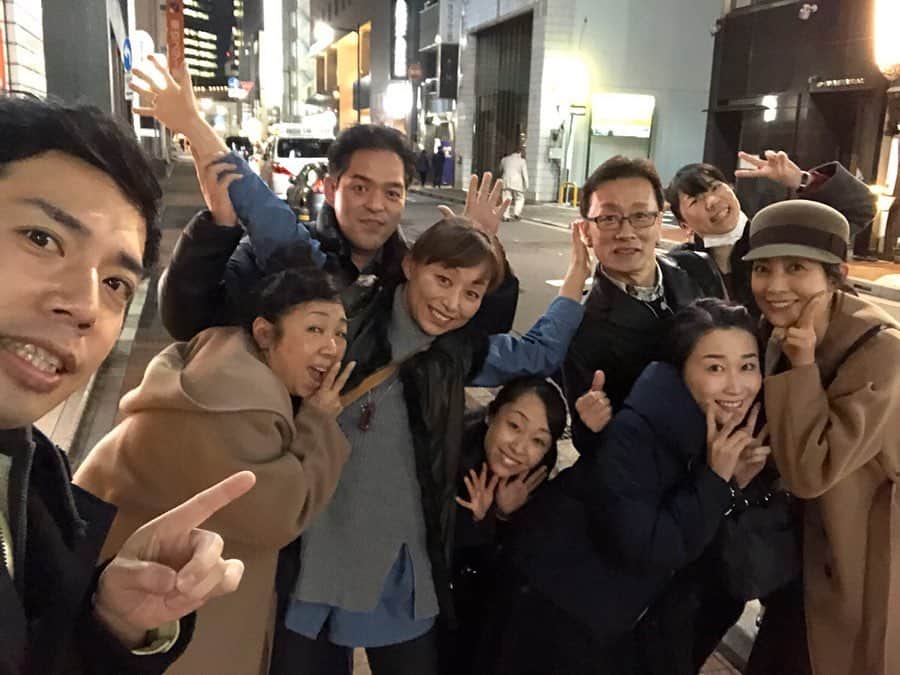 田中美里のインスタグラム：「そして、夜は昨年の大阪松竹座「天下一の軽口男〜笑いの神さん米沢彦八」で共演したメンバーと。  笑いしかない楽しくて大好きな仲間達。 去年の今頃、いっぱい助けてもらったなぁ。  あったかい人たち。  今もこうやって集まれてしあわせ。  みなさん、2月1日から新橋演舞場の舞台に出演しています。  いつ行こうか今から楽しみ！  昨日は松竹ざんまいな1日でした。  #大好きなメンバー #東京に来た時に声かけてくれるって #嬉しいことですよね #天下一の軽口男 #あれ #昼と夜の服が違う #あまりに暑くて着替えました #暑かったですねぇ」