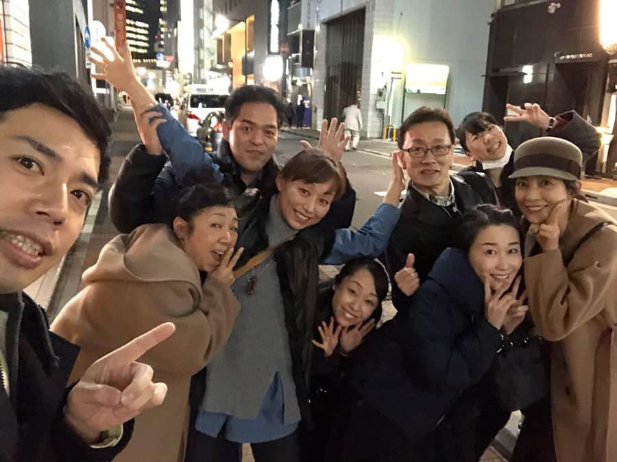 田中美里さんのインスタグラム写真 - (田中美里Instagram)「そして、夜は昨年の大阪松竹座「天下一の軽口男〜笑いの神さん米沢彦八」で共演したメンバーと。  笑いしかない楽しくて大好きな仲間達。 去年の今頃、いっぱい助けてもらったなぁ。  あったかい人たち。  今もこうやって集まれてしあわせ。  みなさん、2月1日から新橋演舞場の舞台に出演しています。  いつ行こうか今から楽しみ！  昨日は松竹ざんまいな1日でした。  #大好きなメンバー #東京に来た時に声かけてくれるって #嬉しいことですよね #天下一の軽口男 #あれ #昼と夜の服が違う #あまりに暑くて着替えました #暑かったですねぇ」1月30日 9時18分 - misatotanaka77
