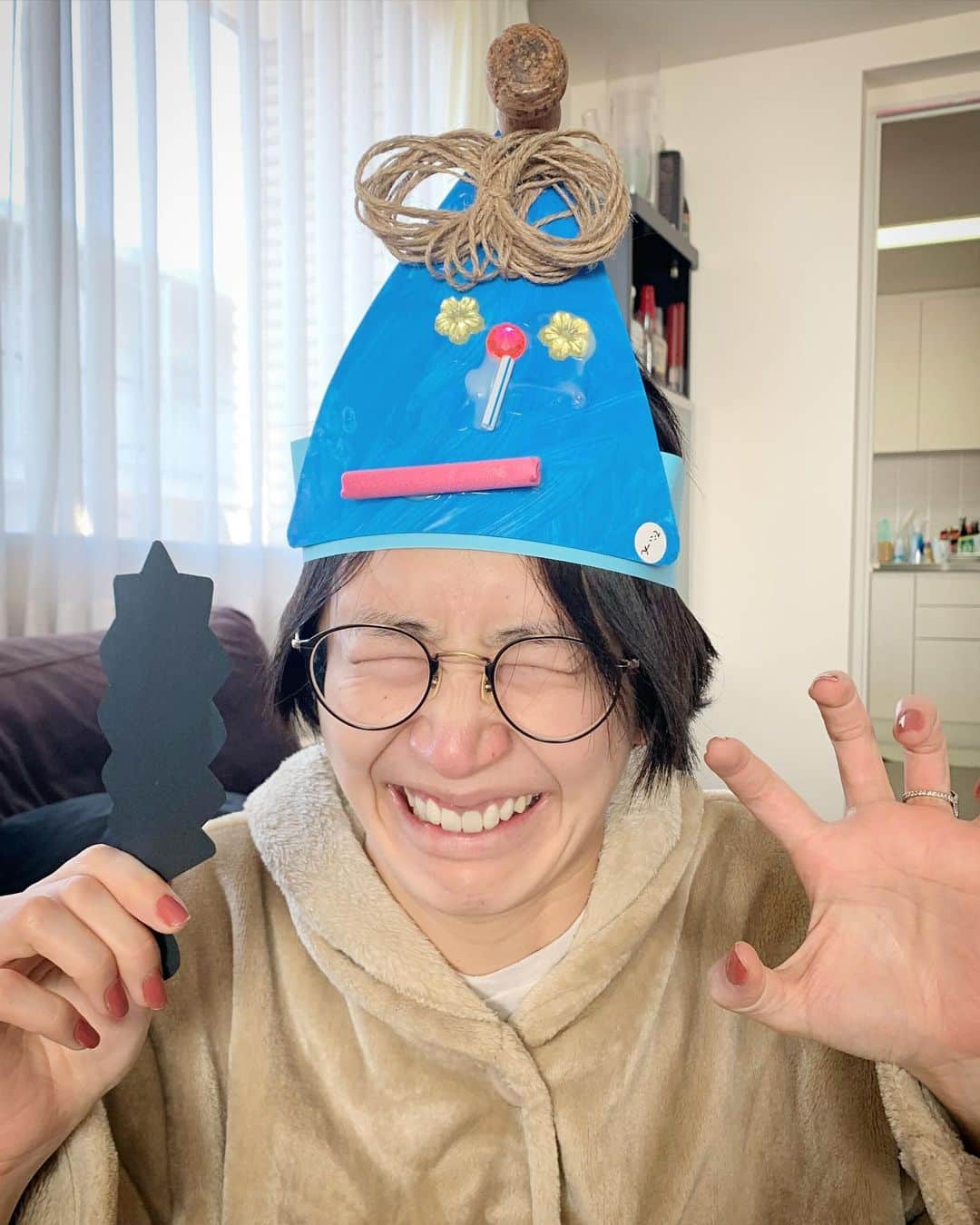 小堀ケネスのインスタグラム：「おはようございます！ ディーン君が作ったお面で鬼の練習中。😆 Mommy Monster.😜 #notdrunk #mommy #monster #鬼ママ　#節分#練習  @mariakamiyama」