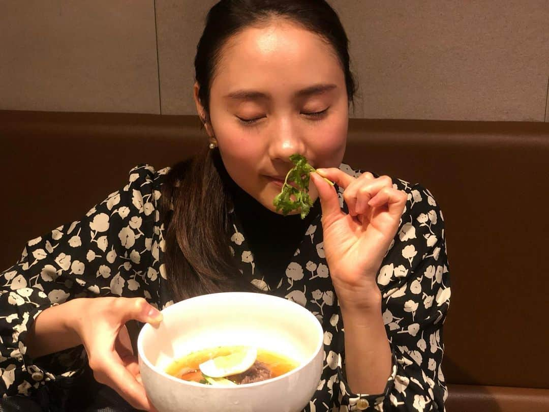 本多麻衣さんのインスタグラム写真 - (本多麻衣Instagram)「久しぶりに焼肉と美女と😌🍷✨ なかなか子連れで行けなかったけど、こちらは子ども用の椅子も用意いただきソファー席で快適にお食事できました🍽☺️✨店員さんも子どもフレンドリーでほっっ😇 焼肉もさることながら、〆の冷麺×パクチーがなんとも合うぅ！お美味しかった😋✨また二子玉川来た際は行こうっと✨ ・ 息子はというと、いつでもマキちゃんにデレデレ🤣❣️赤ちゃんだけど中身は男だわ〜〜👶🏻😐😳 ・ ・ ・  #model #modeling #japanesemodel #photographer #photomodel #instagood #yakiniku #焼肉じゅん #美味」1月30日 9時35分 - maihonda_