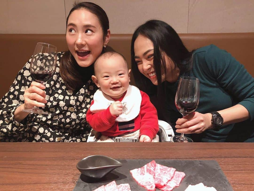 本多麻衣さんのインスタグラム写真 - (本多麻衣Instagram)「久しぶりに焼肉と美女と😌🍷✨ なかなか子連れで行けなかったけど、こちらは子ども用の椅子も用意いただきソファー席で快適にお食事できました🍽☺️✨店員さんも子どもフレンドリーでほっっ😇 焼肉もさることながら、〆の冷麺×パクチーがなんとも合うぅ！お美味しかった😋✨また二子玉川来た際は行こうっと✨ ・ 息子はというと、いつでもマキちゃんにデレデレ🤣❣️赤ちゃんだけど中身は男だわ〜〜👶🏻😐😳 ・ ・ ・  #model #modeling #japanesemodel #photographer #photomodel #instagood #yakiniku #焼肉じゅん #美味」1月30日 9時35分 - maihonda_