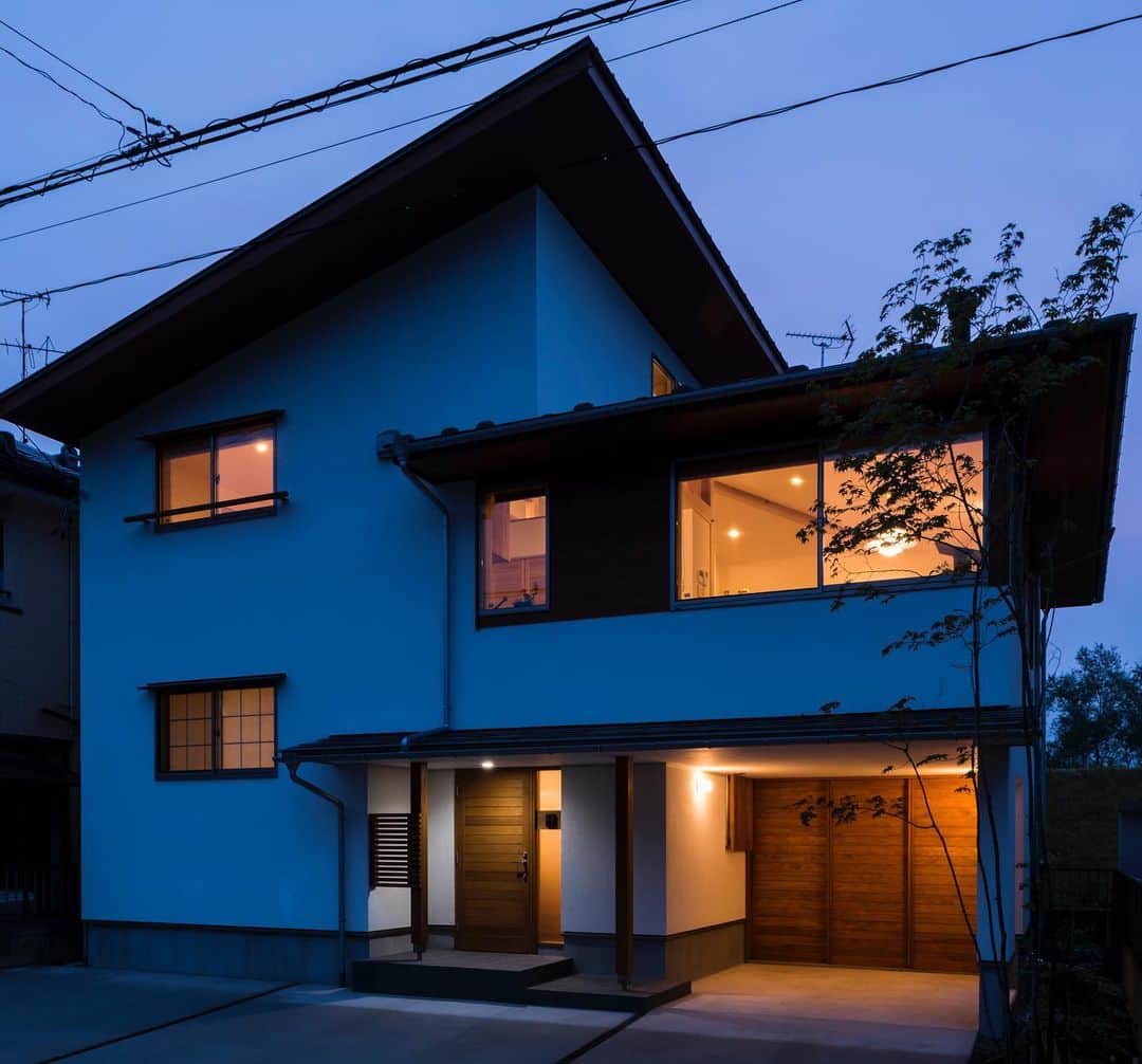 Yasuhiro Arimuraさんのインスタグラム写真 - (Yasuhiro ArimuraInstagram)「ビルトインガレージのあるお家。照明計画次第で昼と夜は違うかを見せてくれるお家の外観。明るすぎず暗すぎず、そんなバランスが絶妙です！ ---------------------------------------------------- more photos... 👉 @yasuhiro.arimura ---------------------------------------------------- #住まいず #sumais  #注文住宅  #家づくり #マイホーム  #マイホーム計画 #木の家 #福島県 #住まい #新築 #外構工事  #鹿児島 #霧島市 #工務店  #工務店がつくる家  #工務店だからつくれる家  #福島市  #木の家  #自然素材 #デザイン  #暮らし #暮らしを楽しむ #シンプルな暮らし #丁寧な暮らし #外観デザイン  #照明計画 #田舎暮らし #wisescape #instahouse」1月30日 9時45分 - yasuhiro.arimura