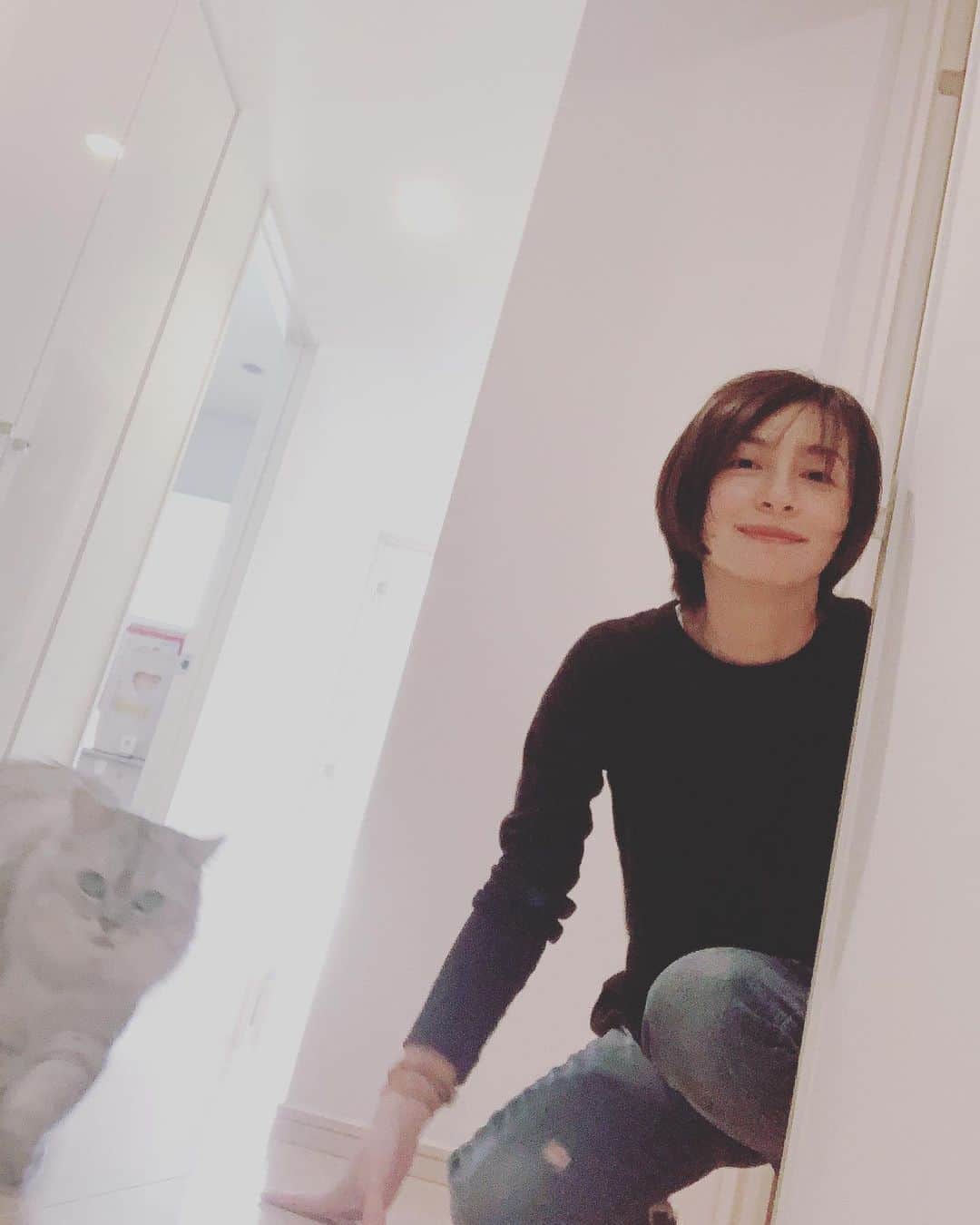 奥菜恵さんのインスタグラム写真 - (奥菜恵Instagram)「猫と私の朝。 行ってきます😊  #猫  #私 #朝 #いってきます」1月30日 9時46分 - megumi_okina