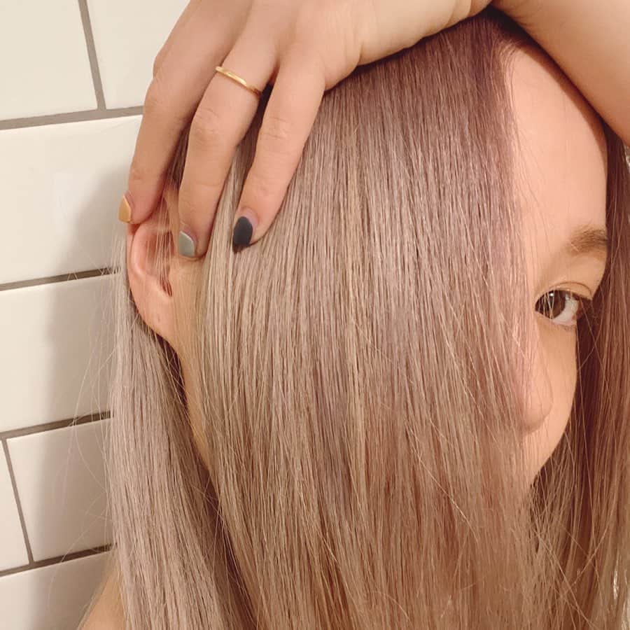 のインスタグラム：「. . 2年ぶりに全頭ブリーチしました💇‍♀️ 根元がグレーパープルで、毛先に向かってホワイトっぽくグラデーションです また太陽の光で色がわかりやすい写真撮ろうっと🤳 もちろん今回もBALLETの @atsuike さん💛 . というわけで昨日の続き、 ヘアケア編です。 2枚目を見てください💐 ※私の何度もブリーチしていて じゅたいぶんに痛めつけた髪にぴったりなので、 健康な髪の毛の方には参考にならないもですが、、 . . 💇‍♀️ヘアケア . 左下から . OLAPLEX no.4 シャンプー . OLAPLEX no.5 コンディショナー . OLAPREX no.6 アウトバストリートメント . YAY ヘアオイル . AVEDA パドルブラシ . MASON PEARSON ポケットブリッスル . . シャンプー前にAVEDAのブラシで頭をポンポンして、 汚れを浮き出す (というとなんだかちゃんとしている風ですが 気持ち良くてしている、が大きいです。 10年以上もってる、今2代目。) . OLAPLEX no.4でシャンプーする (予洗いして、水分とちゃんと合わせてからの方が 泡立ちがいいです) 普通に流します。 . 水気を切ったら、no.5をまんべんなく全体に 馴染ませて、15分くらい置いています。 (本当は3分あれば十分らしいのですが、 お風呂に浸かってるといつも15分くらいたってます) 普通に流します。 ★この時、余裕があれば 髪をブラシで梳かしてから流すと、絡まりにくいです！ . タオルで軽く水気をとったら、 no.6を髪全体になじませます。 (ボンドみたいな質感で、最初は量に戸惑うと 思うのですが、小豆くらいの量に落ち着きました。 いつもよりダメージ気になる時は ひよこ豆くらいの量にしてます。) . YAYのオイル(今使っているの2本目)を 毛先を中心に付けて、 あとは普通にドライヤーで乾かします。 半分くらい乾いてきたら MASON PEARSONのブラシで全体をブラッシング。 (欲しかったブラシ、妹が誕生日に贈ってくれた、、 しかも白がいいと思っていた、さすが、、) . . ここまで書いて、寝落ちをしました。😔 . OLAPLEXシリーズは1番質感が好きです。 私は「ウェットな質感ではなく、ドライな質感」 のほうが好きなのですが (ヘアスタイルによってはウェットな方が好きな時も あるけれど、通常時は断然ドライ派) ドライな質感て、パサパサというか、 傷んでる感がちょっと出やすいというか、 それがネックだなぁと思っていましたが このシリーズ使うと「全体見るとドライな質感なのに 髪一本一本は潤ってる」感じになります。 語彙力なくて悲しいですが 「丁寧に保湿や下準備をされた最高のマット肌」 みたいな。 あまりウェットな感じが好きではない方には かなりおすすめしたいです。 . ただ、実は私はこのシリーズの香りが あまり好きではなくて、(好みによると思います) なのでだーいすきなYAYのオイルを 最後に毛先中心に付けています。 しっとり、そして何より最高に癒されます。🌿 . あとは忘れてはいけないのがブラッシング、 恥ずかしいけどいままで手櫛派だったのですが、MASON PEARSONでブラッシングすると ものすごく髪が輝きます、あんどサラサラほわんほわん そしてその凄さは翌朝起きて 鏡を見るまで持続されています 硬さもちょうどいい〜気持ちよさ。 自分が贈られて嬉しかったから ヘアケア好きな方へ贈り物リストに入れました。 (定番すぎてもう持ってるかもしれないけれど サイズや種類がいろいろあるからいいね) . といった感じでまた長くなりました . 写真を撮っていなくて ここに載せていないおすすめだと OLAPLEXはno.3というスーパーケア用の トリートメントもあります。 (私は2週間に1回くらい使ってる、 1週間に1-2回が推奨らしいけれど) 香りがないアウトバスオイルでは ハホニコの16油がおすすめです。 ものすごくどっしりした質感のオイル。 ダメージヘアにぴったり。 . 読んでいる方が疲れるんじゃないかな、 お疲れ様でしたありがとうございます 次はスキンケア・夜編です〜 (今日こそブログが書きたい) . . #haircare #hair #olaplex #YAY #aveda #masonpearson」