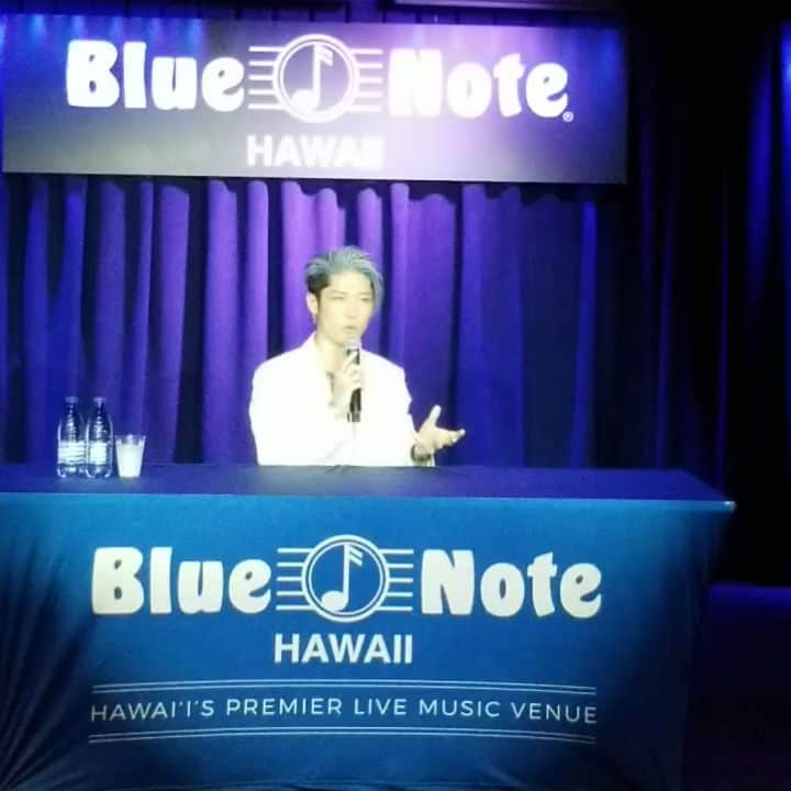 瀬川慶のインスタグラム：「@miyavi_official what a talented artist! First time live tonight  @bluenotehawaiijp  @miyavi_ishihara 今夜のライブ前に記者会見。音楽、演技、トーク全ての才能揃っている今だけどそれには人一倍の努力があったから。有言実行とプロ意識が素晴らしい! #ハワイ #ワイキキ #ブルーノートハワイ #miyaviishihara #カリスマ #記者会見でもファン増えた」