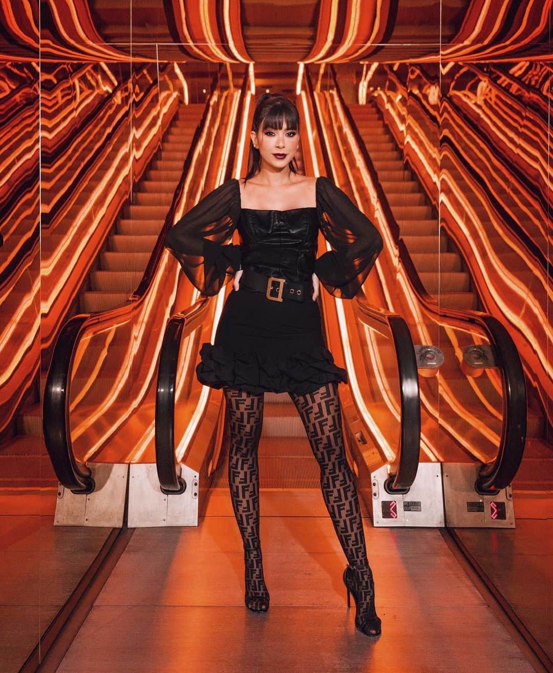 Gabriela Salesのインスタグラム：「Eu que lute pra não rasgar essa meia em cada quina que eu encostar kkkkk. Look de agora, nessa escada do hotel que parece vindo diretamente de um filme de ficção científica. Por que choras Tron #rmemny」