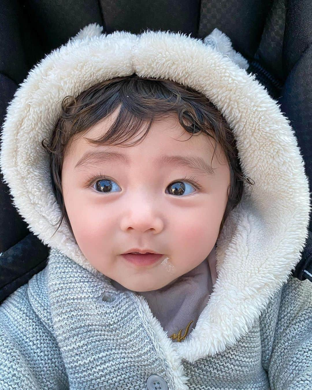 Ayaさんのインスタグラム写真 - (AyaInstagram)「私にまつ毛を分けて下さい息子よ👶🏻🙏🏻笑 髪の毛が伸びてきて最近女の子に 間違えられるよ🤫💕 . .  #0歳#生後5ヶ月#男の子ベビー#男の子コーデ  #赤ちゃんのいる生活#今日のけいぴ#まつ毛cカール」1月30日 9時54分 - aya__fit