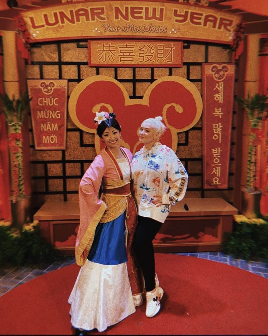 クリスティーナ・アギレラさんのインスタグラム写真 - (クリスティーナ・アギレラInstagram)「Fun family weekend at @disneyland ❤️❤️❤️ Shoutout to Mulan 😘  20 years later and the movie and its music is still so special to us  #HappiestPlace」1月30日 10時00分 - xtina