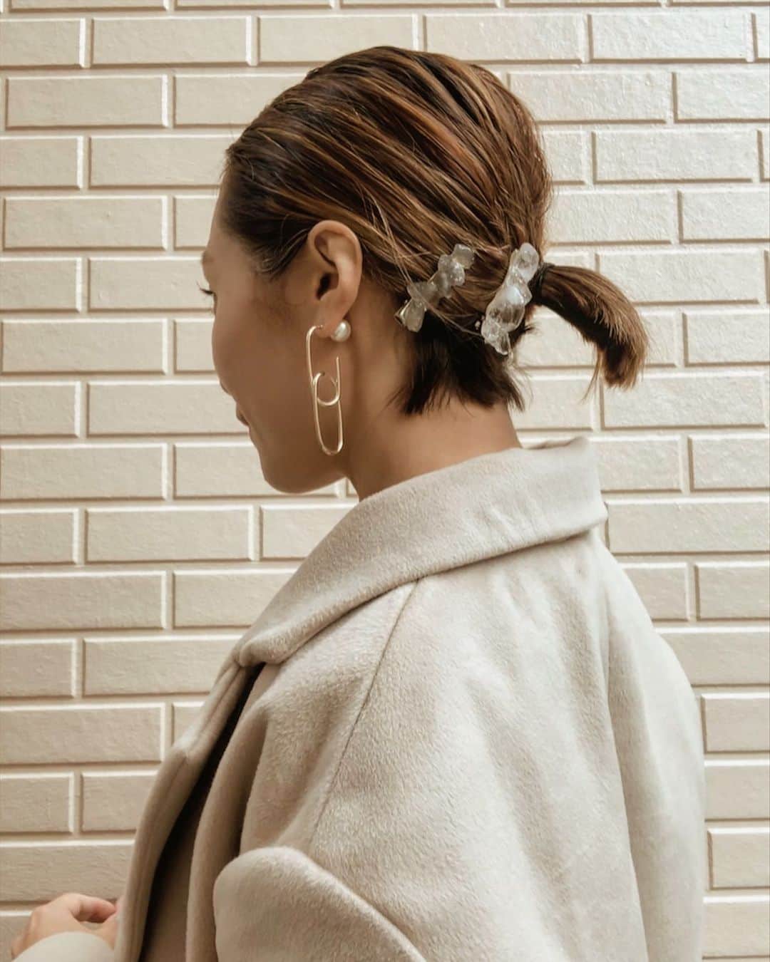 のインスタグラム：「partyhair ‎⋆ ･‎⋆ ･‎⋆ ･‎⋆ .  短いし、結ぶのギリギリでしたが、 湿度高めの日には、これがしっくり。 . ピッタリしたヘアも好き♥ . . 付けたかったアクセも とどいて、 さっそく♡ @bellthink  さんの 石のアクセ💎. . 使いやすいから、色んな種類持ってる♡ handmade とは思えない、クオリティ*̣̩⋆̩ ....... ....... ....... #bellthink#handmade#hairstyle#hair#hairarrange#ボブヘアー#ボブアレンジ#partyhair#hairaccessory#お呼ばれヘア#オケージョンスタイル#オケージョン#セルフヘアアレンジ #ヘアアクセサリー」