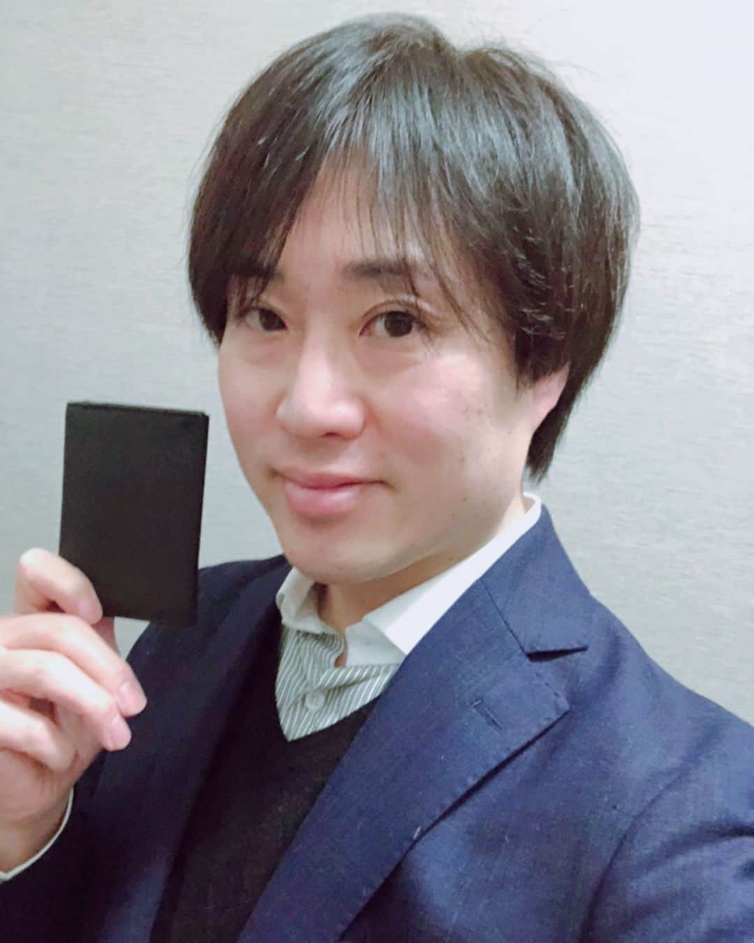 あつひろのインスタグラム：「オフィスカジュアルって何…!?w 普段スーツ着ないから線引きが分かりませんが、サラッと着こなせるカッコいい大人になりたい🤩 いつもお声がけしてくださる中森学さん、ありがとうございます✨  #cocodetea #温泉紅茶 #ドライフルーツ #汐留 #新橋 #出店 #ヘルプ #あつひろ #声優 #ナレーター #芸人 #吉本興業 #オフィスカジュアル #名刺入れ」