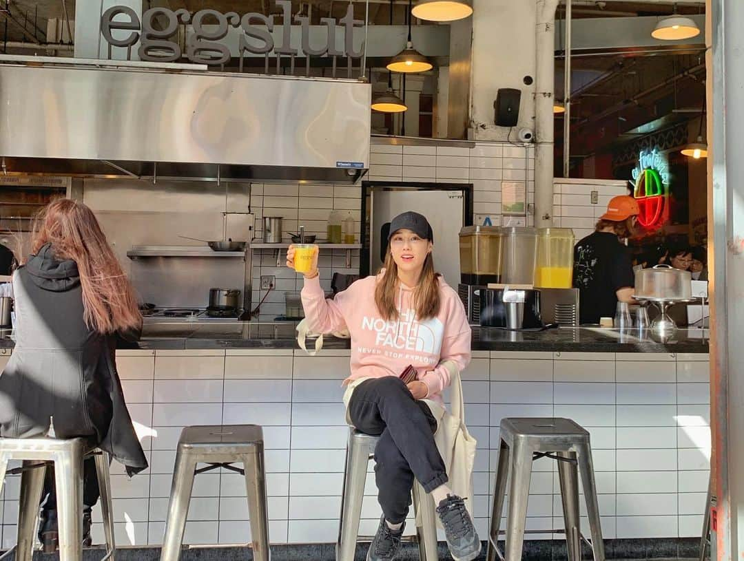 サ・ソルさんのインスタグラム写真 - (サ・ソルInstagram)「Sightseeing👭🏻 #eggslut #grandcentralmarket #lalaland #saltandstraw #thebroadmuseum」1月30日 10時11分 - sasol_climber