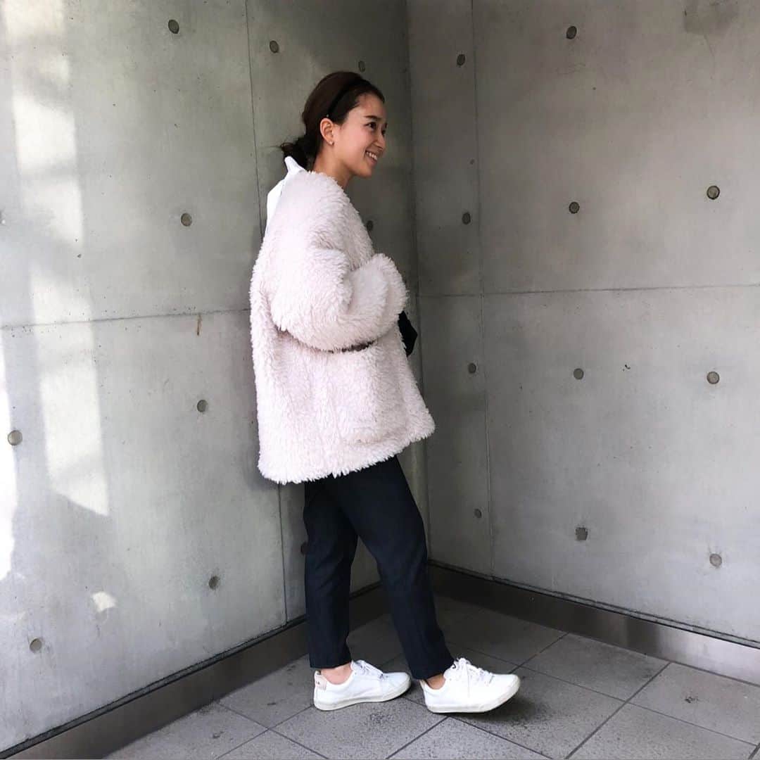 のインスタグラム：「・ 今日も昨日もあったかい💛 それだけて嬉しい👵🏻 ・ 👚♡👖 yori 2020 spring ・ ・ #ootd #yori_japan  #therow  #veja」