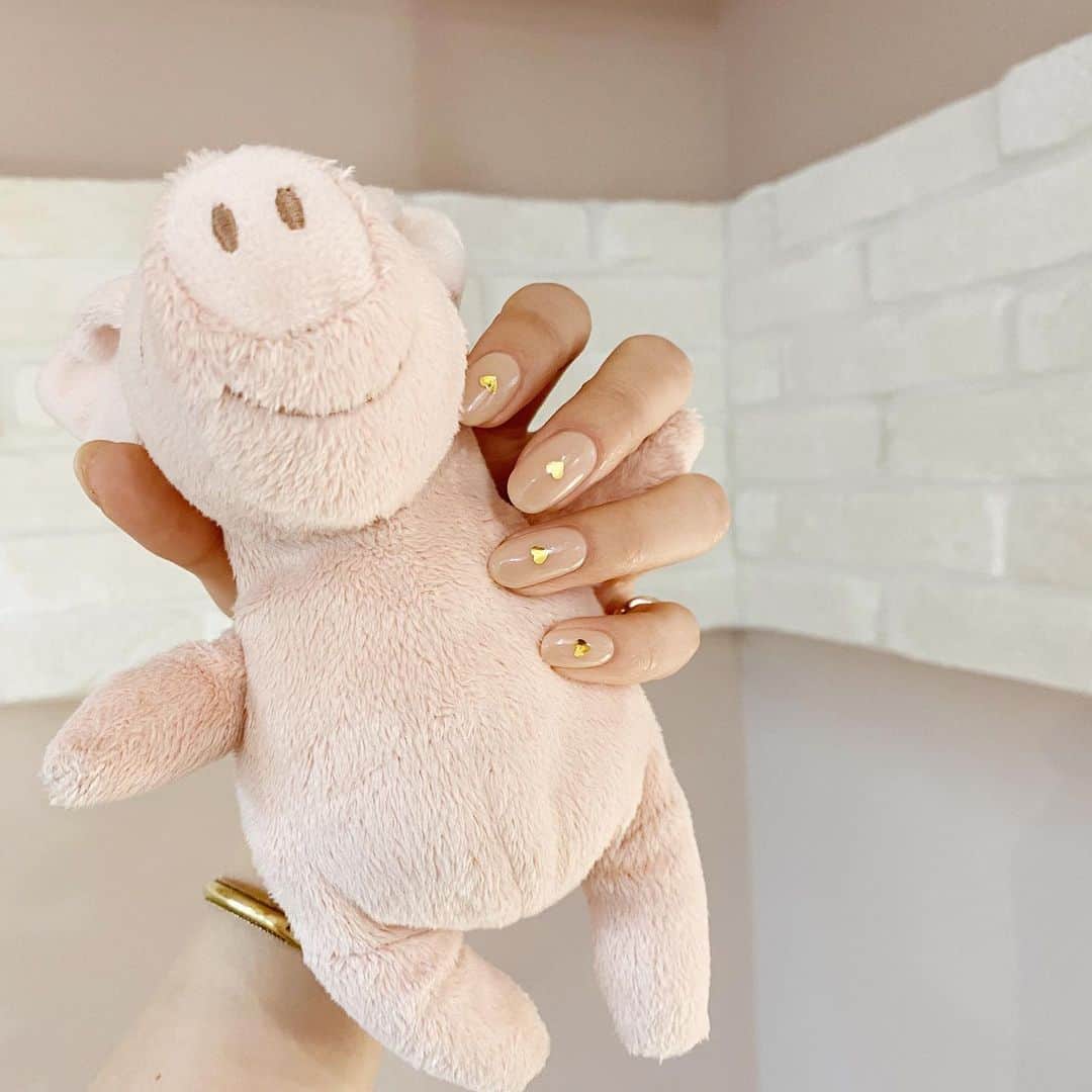 難波礼華のインスタグラム：「new #nails 💅 @homeharajuku のバレンタインキャンペーンのネイルにしたよ💝2/22まで！ わたしはベージュにゴールドのハート🐖💛 かわいいデザインだけど色味次第で大人かわいくね💛 ¥6,000でちょーお得なのでぜひ😌💸 @___minmix___ ありがとね💝💝 #バレンタインネイル#大人かわいいネイル#ベージュネイル」