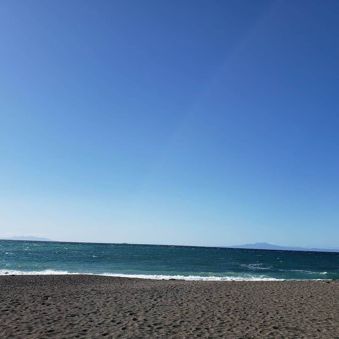 鈴木拓さんのインスタグラム写真 - (鈴木拓Instagram)「せっかく海に来たけどあまりにも風が爆風で海は湿気まくりでさすがに断念した。  準備に2時間くらいかけたのに。」1月30日 10時42分 - suzukitaku.drunkdoragon