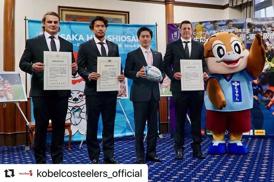 山中亮平のインスタグラム：「これからもラグビーを通じて感動を与えれるように頑張ります！ ありがとうございました！  #Repost @kobelcosteelers_official with @make_repost ・・・ . 山中亮平選手がトンプソンルーク選手、ヴィンピーファンデルバルト選手と共に「感動大阪大賞」を授賞しました❗️ 今後のTLについて質問されると「もっと日本ラグビーを盛り上げたい❗️ファンの皆様に面白い試合を観てもらいたい‼️」と意気込みを語りました👏  引き続き、山中選手、ヴィンピー選手に熱いご声援をお願い致します✨  #神戸製鋼コベルコスティーラーズ #kobelcosteelers  #topleague #ジャパンラグビートップリーグ2020 #feelthefire🔥 #aigrugby#ラグビー#rugby #神戸#kobe #近鉄ライナーズ #トンプソンルーク選手 #お疲れ様でした。 #NTTDocomoレッドハリケーンズ  #ヴィンピーファンデルバルト選手」