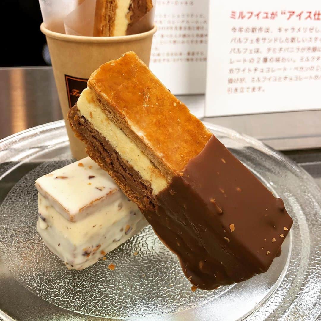 のインスタグラム：「今週末2/2まで開催中の「サロン・デュショコラ 2020」東京限定の味が、フレデリック・カッセルのミルフイユ・パルフェ・グラッセ（1個￥770）。﻿ ﻿ カッセル氏といえば！のさくさくのミルフィーユ生地でバニラ＆ミルクチョコレートのアイスクリームをサンドし、そこにミルクチョコレート・ペカン or ホワイトチョコレート・ペカンをかけたひと品です。こちらはフォンテーヌブローの本店でもまだ登場していない新作とのこと。至福のハーモニーを召し上がれ♪（編集TI）﻿ #サロンデュショコラ2020 #フレデリックカッセル #fredericcassel #ミルフィーユ」