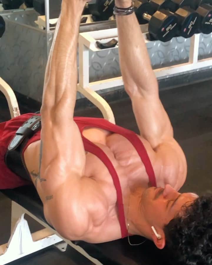 Steven Kellyのインスタグラム：「💪🏼Time to build that 3-D chest!💪🏼 Save these exercises for next time and let me know what you think!  1️⃣Kettle Bell Twist 4x10-12 Super Set 2️⃣Bench Press 4x8-12  3️⃣Incline Plated Twist 4x10  Super Set 4️⃣Incline Bench Press 4x8-10  5️⃣Peck Deck 3x12  6️⃣Floor Chest Press w/ Leg Raises 4x12  Keep it slow and controlled throughout. Get all those reps in! What do you guys wanna see next?」