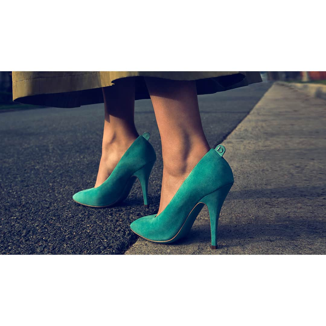 サルヴァトーレ・フェラガモさんのインスタグラム写真 - (サルヴァトーレ・フェラガモInstagram)「Lead the way in a pair of show-stopping turquoise pumps rendered in sumptuous suede with a discreet #gancini tag. #TheFerragamoPump」1月30日 11時00分 - ferragamo