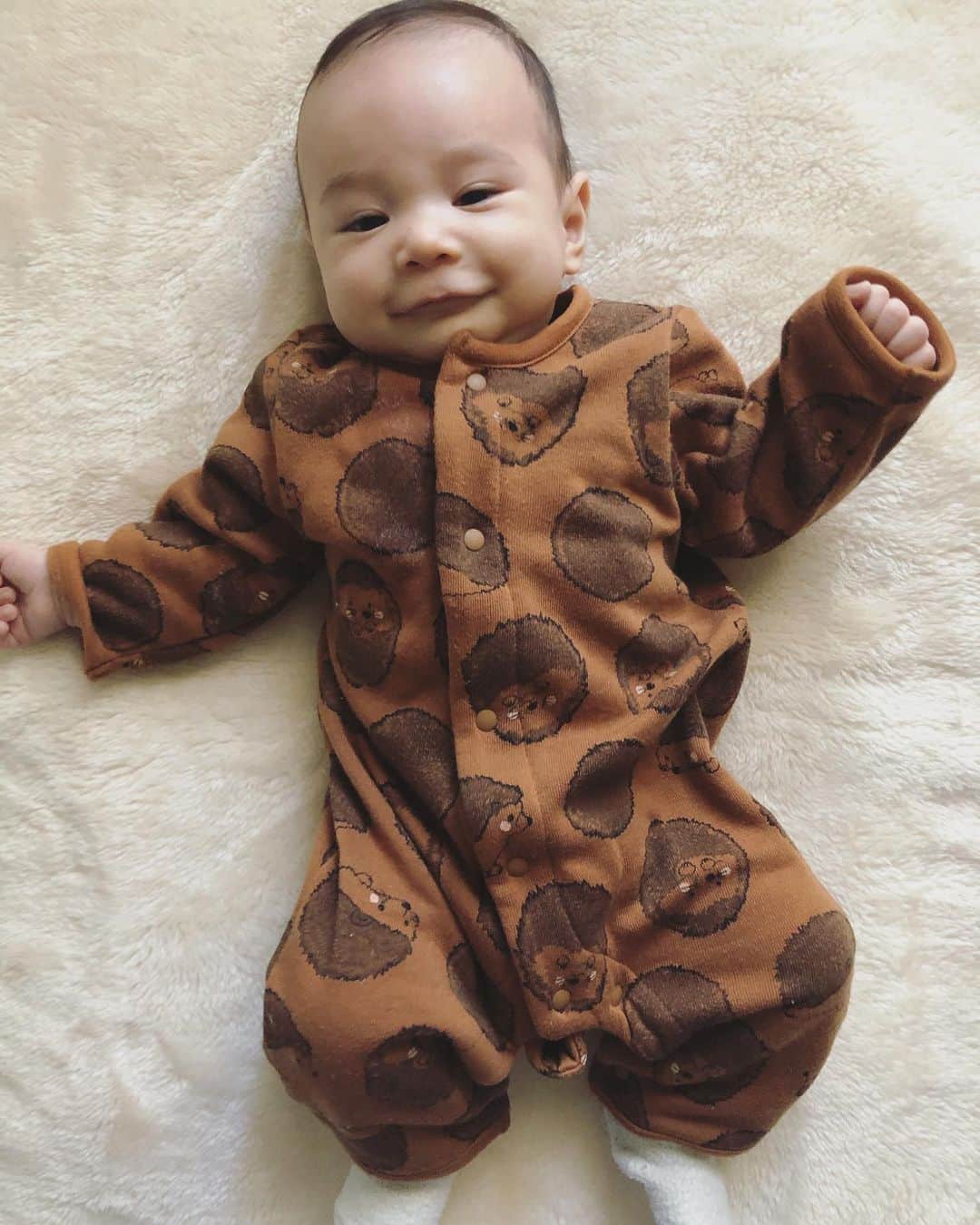 テイラー鈴木のインスタグラム：「Happy 3 months to this little stud 🤎 mommy and daddy love you! #もう3ヶ月　😭❤️」