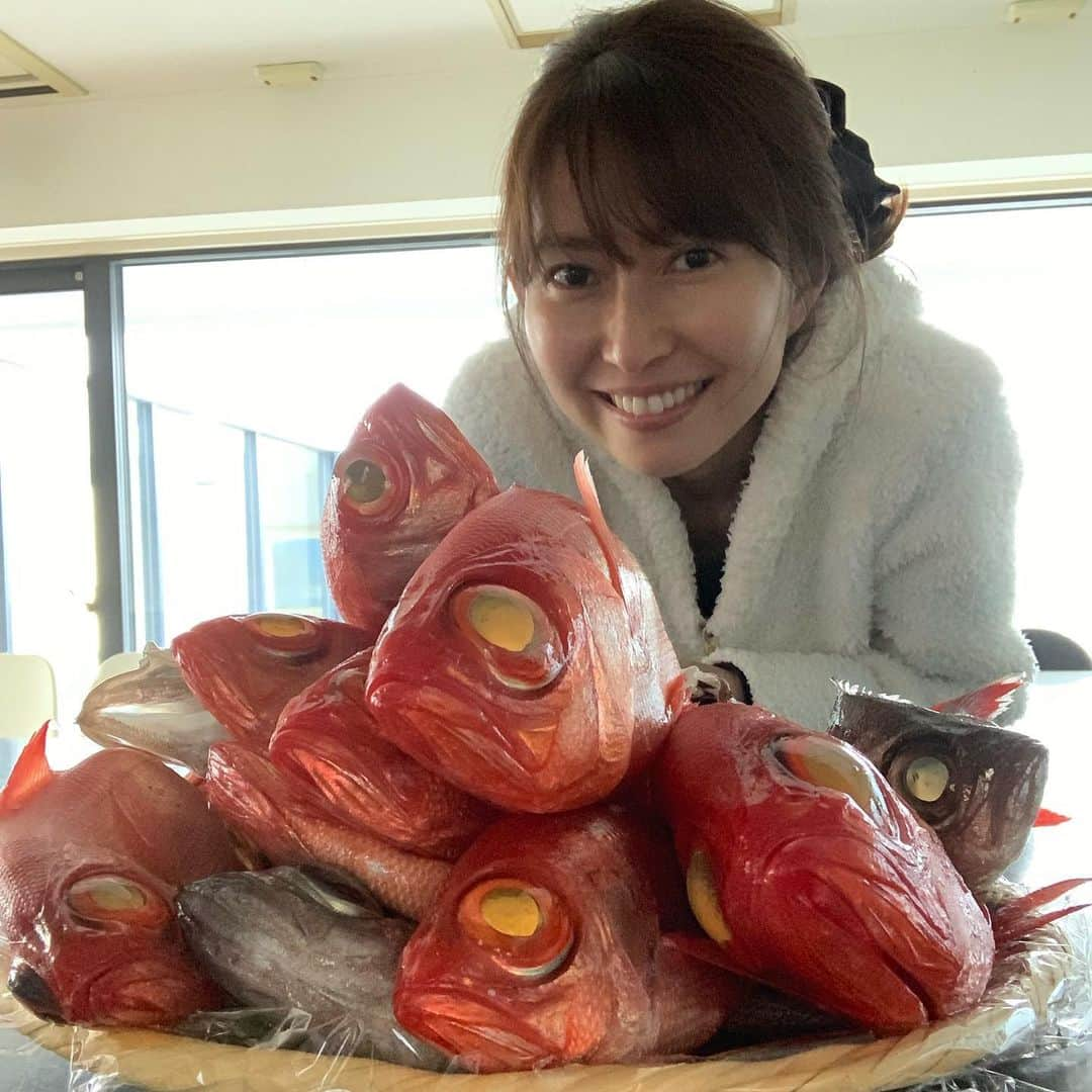 榎本加奈子のインスタグラム：「カヅさんの昨日の釣果🌊 金目鯛とシロムツでした‼︎ 今年は釣った魚を干物にして食べる 推しです‼︎🐟 大変遅くなりましたが、本年も宜しくお願い致します。🙏 #金目鯛 #白ムツ #私は留守番 #キッチン担当 #釣り #大魔神 #釣り好き  #干物 #fishing #🎣」