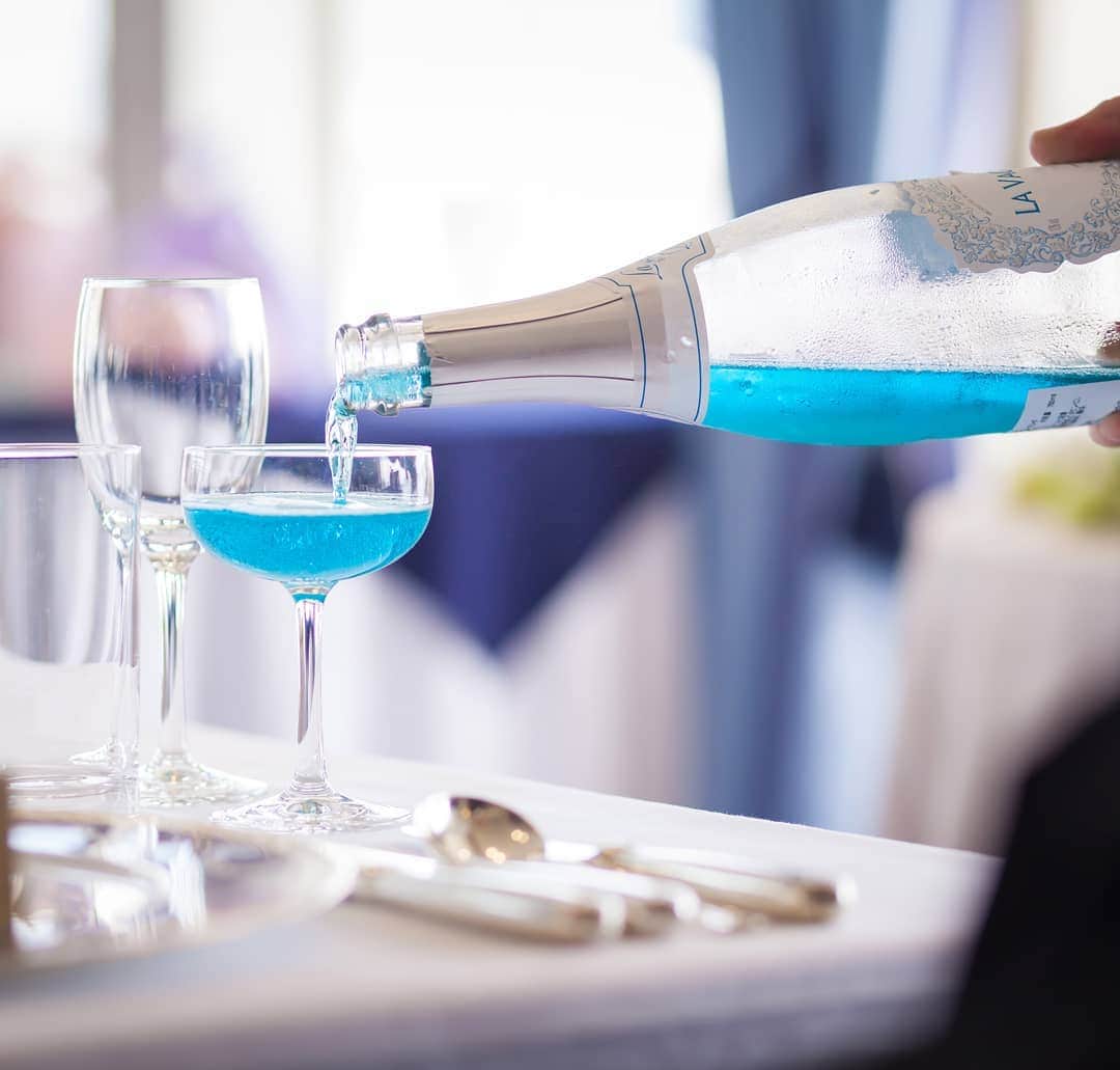 シンフォニーウェディング【公式】さんのインスタグラム写真 - (シンフォニーウェディング【公式】Instagram)「フランス生まれの青いスパークリングワイン、 ラ・ヴァーグ・ブルー。  海好き、 船好き、 ブルー好き、  ゲストの皆さまにも大好評です。  乾杯から歓声が上がります。  心に残る結婚式、 シンフォニーウェディングで叶えましょう。  @symphony_wedding @symphony_cruise #シンフォニーウェディング #シンフォニークルーズ #クルーズウェディング #船上ウェディング #船上パーティー #船上結婚式 #記念日 #東京花嫁 #東京オリンピック  #東京湾クルーズ #東京観光 #ルヴァーグブルー #青いワイン #サムシングブルー」1月30日 10時58分 - symphony_wedding