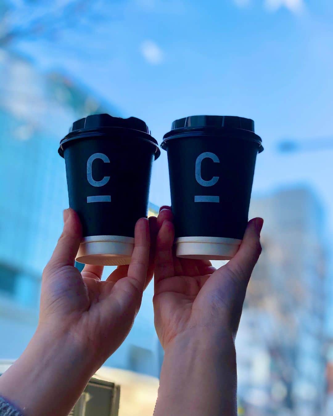 黒田麻理耶さんのインスタグラム写真 - (黒田麻理耶Instagram)「. オシャレなダイエットコーヒー☕️ . 1/28に発売されたチャコールクレンズができるコーヒー 「C COFFEE(@c_coffee_official)」のポップアップが 表参道に登場❣️ということで、 かおちゃん(@okuyama_kaori)と行ってきました🙋‍♀️ . C COFFEEのCはCHARCOAL＝炭のこと。 炭の粉末が入ったチャコールコーヒーなんだけど 香ばしくて飲みやすくてとっても美味しい🥺💓 . 最近はほぼ毎日コーヒーを飲むけど、 MCTオイルも入っているので美容と健康に良いし、 腹持ちも良いからダイエット時にもピッタリです🙆‍♀️ . イメージモデルの#Niki さんや#田辺莉咲子 さんが カッコよくて、広告を見てたらこれを飲んで ダイエットしよう✊って思えた🥺 パッケージもスタイリッシュでカッコイイ🖤 . 会場にはラテアートの最新機械があって、 スマホの画像データを読み込んであっという間に オリジナルのラテアートが完成☕️🧸 かおちゃんのお顔がとっても鮮明でした😂👏💓 . #C_COFFEE  #チャコールクレンズ #チャコールコーヒー  #無理せずキレイ  #炭 #コーヒー  #美容  #アイドラ #IDLMs.  #CHARCOAL  #COFFEE  #DIET #頑張らない  #ダイエット  #pr #チャコールコーヒーダイエット  #チャコール #デトックス  #クレンズ#ファスティング #コーヒーのある暮らし #コーヒー好きな人と繋がりたい #おしゃれさんと繋がりたい  #おしゃれ」1月30日 10時59分 - mariya_kuroda