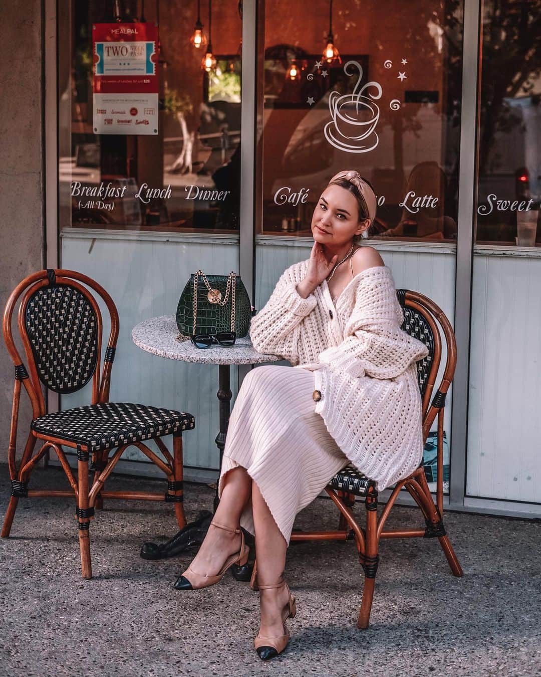 のインスタグラム：「Crushing on head to toe knits and neutral color palettes. Spending my evening trying to master homemade curry for the first time 🍲wish me luck.」