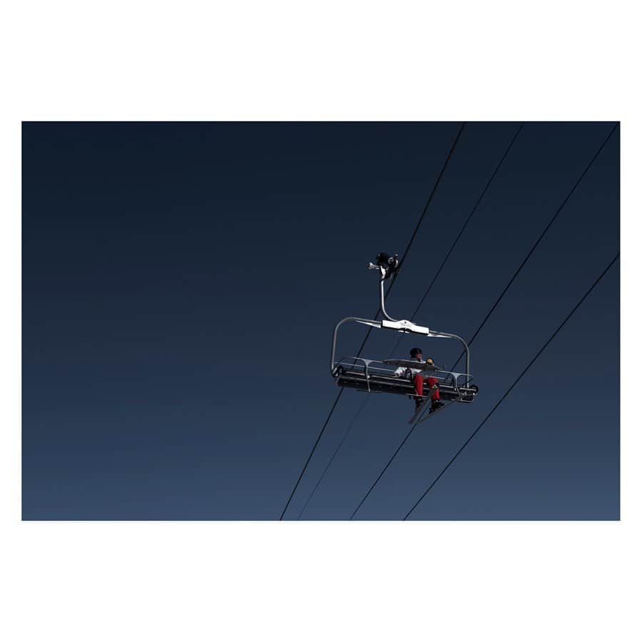 Pete Halvorsenのインスタグラム：「first few days in Aspen w/ the #LeicaXAether crew have been spent enjoying some amazing conditions @aspensnowmass - here are a few photos I've captured on the mountain. . Swipe Right 👉🏻 📸: Leica Q2 . @leicacamerausa @aetherapparel」