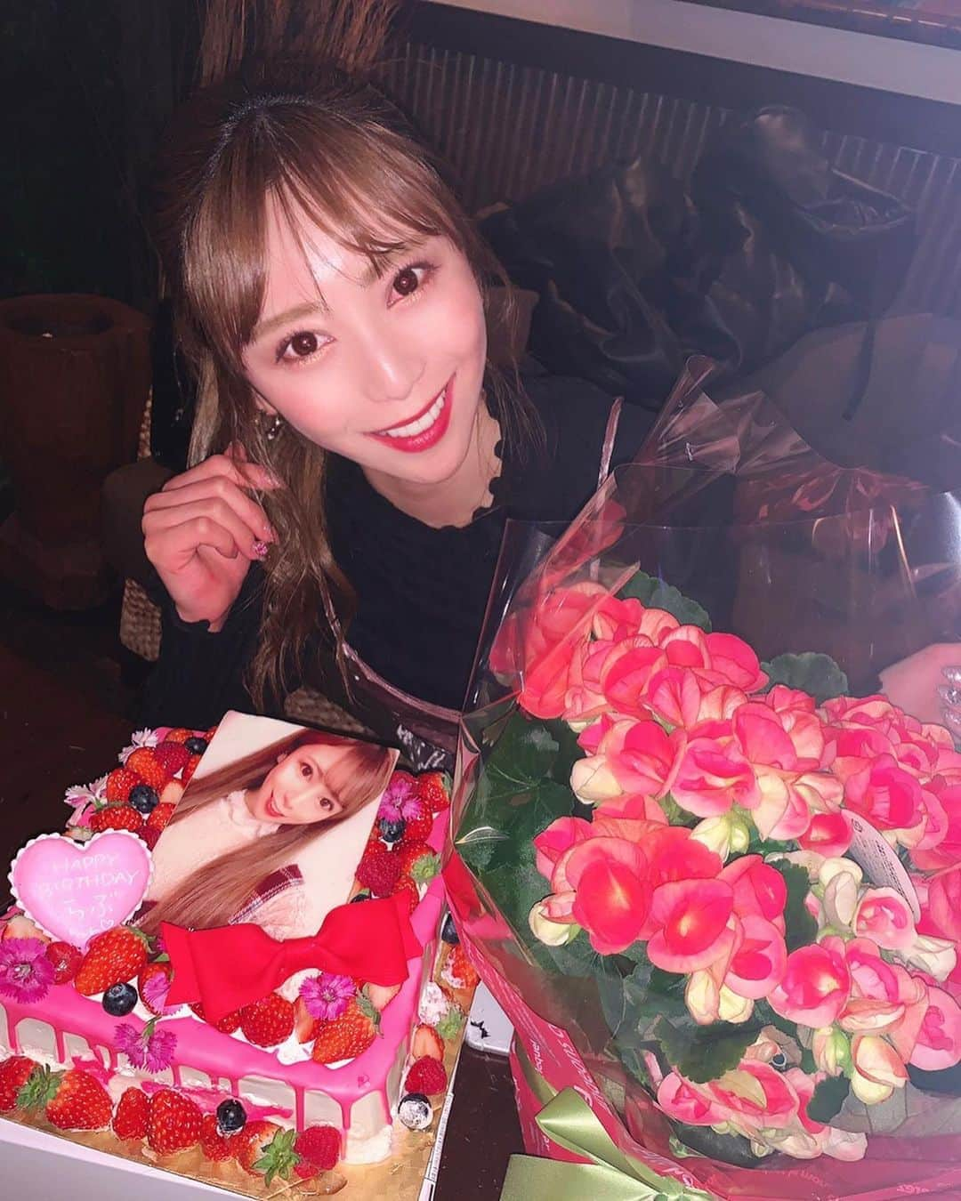 星川凛々花 （仁美まどか）のインスタグラム：「👩‍🦰❤️👩🏻﻿ ﻿ お祝いしてもらったの🎂🎂﻿ いつも、らぶちゃんありがとう🌹🌹🌹﻿ もう9年の付き合い！！！！﻿ ﻿ 何があっても私の事、見捨てない優しい子😢﻿ ﻿ ﻿ もはやカップルなんではないか。と思う今日この頃。﻿ 着拒事件起きる喧嘩してたのも懐かしく思える、、、笑﻿ ﻿ ﻿ ケーキ中まで苺ぎっしりで美味しかったな〜🍓﻿ ﻿ ﻿ ﻿ #12月25日　﻿ #イラストケーキ　﻿ #3Dケーキ　﻿ #星川凛々花 ﻿ #星川凜凜花 ﻿ #ARROWS ﻿ #AV女優 ﻿ #セクシー女優 ﻿」