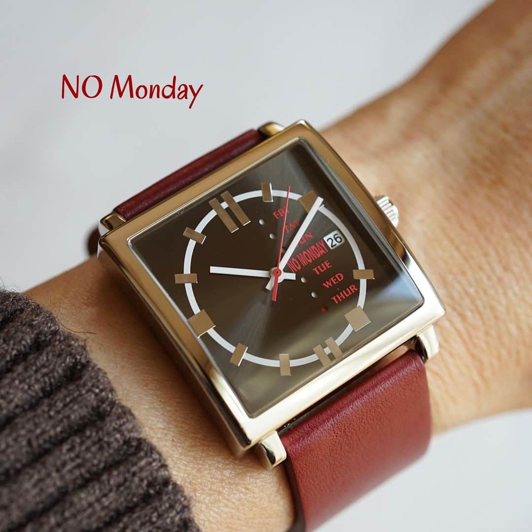 hirokoさんのインスタグラム写真 - (hirokoInstagram)「🌱2020.1.30（木）﻿ ✽.｡.:*・ﾟ #nomonday﻿ ・﻿ 素敵な#腕時計 の紹介で〜す﻿ 少しだけお付き合い下さいませ﻿ ﻿ 2018年に日本に上陸した時計ブランド﻿ @nomonday_jp #ノーマンデー﻿ 「もう知ってるよ〜」なんて方も...﻿ ﻿ カジュアルな腕時計が沢山！﻿ その中でもスクエア型の時計がお気に入りです﻿ 存在感もありですよね﻿ 今回は赤のベルトがお洒落な時計を付けてみました﻿ 暗くなりがちな冬のコーディネートにピッタリ！﻿ ﻿ ﻿ お気に入りの腕時計が見つかるかも〜﻿ 早速チェックしてみて👉🏻 @nomonday_jp﻿ ﻿ お気に入りの腕時計が見つかったら﻿ クーポンコードを使ってゲットしちゃおう👍﻿ ﻿ 10％OFFクーポンコード﻿ ✔︎クーポンコード：hirop0124﻿ ﻿ 詳しくは▶︎ @nomonday_jp﻿ 🖥▶︎http://nomonday.jp/﻿ ﻿ ﻿ ﻿ ▫️-----------------end-----------------▫️﻿ #nomonday #ウォッチ #時計 #おしゃれアイテム #ファッション #暮らしのアイテム #カジュアルアイテム #大人カジュアル #おしゃれ #instgood #Watches #クーポンコード #スクエアウォッチ﻿ ・」1月30日 11時24分 - hiropon0201