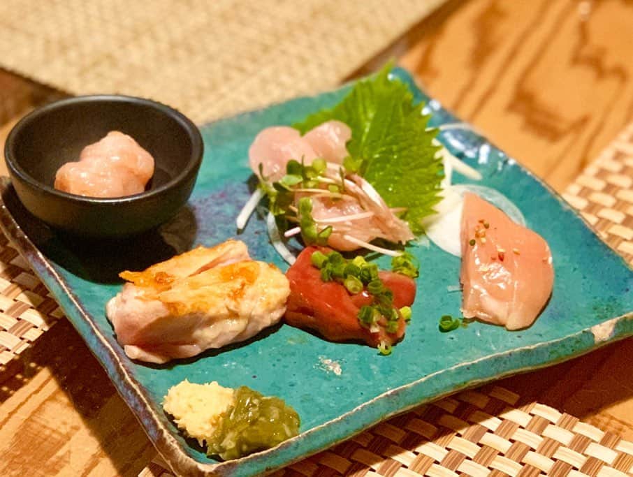 yuco_yoshidaさんのインスタグラム写真 - (yuco_yoshidaInstagram)「虫はどう頑張っても苦手やけど、爬虫類はイケます🦎🐍 特にトカゲが可愛くてすき♡可真人でたらふく焼き鳥食べてから爬虫類カフェに行ってそのままえいとおうかはお泊まり♡小さい時からのお友達といっぱい遊んで終始楽しそうで何よりやった🥰❤️✨ ・ ・ #幸町可真人  #スネークカフェ」1月30日 11時30分 - yuco_yoshida