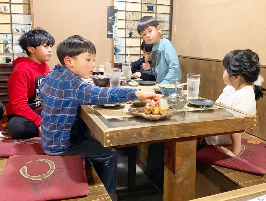 yuco_yoshidaさんのインスタグラム写真 - (yuco_yoshidaInstagram)「虫はどう頑張っても苦手やけど、爬虫類はイケます🦎🐍 特にトカゲが可愛くてすき♡可真人でたらふく焼き鳥食べてから爬虫類カフェに行ってそのままえいとおうかはお泊まり♡小さい時からのお友達といっぱい遊んで終始楽しそうで何よりやった🥰❤️✨ ・ ・ #幸町可真人  #スネークカフェ」1月30日 11時30分 - yuco_yoshida