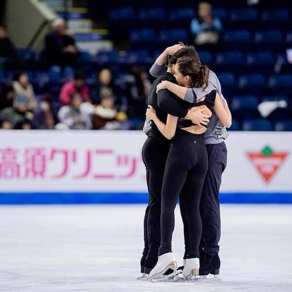 マイケル・マリナロのインスタグラム：「Sometimes a hug from friends can make the difference! #BellLetsTalk 💪 . 📸@danielleearlphotography」