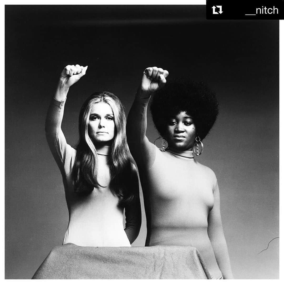 エリザ・ドゥシュクのインスタグラム：「Inspired as ever by the inimitable @gloriasteinem & all of the women who have fought for DECADES in the women’s #feminist movement!! Loved catching #GloriaALife play @americanrep this afternoon thanks to @linda_pizzuti who packed the theater with #Boston’s most #bada** women 💜✊ Applause to every actress in the show as well as director #DianePaulus 👏  Runs: Jan 24-March 1, 2020 !! #Repost @__nitch・・・ #GloriaSteinem (& #DorothyPitmanHughes) // "Decisions are best made by the people affected by them."」